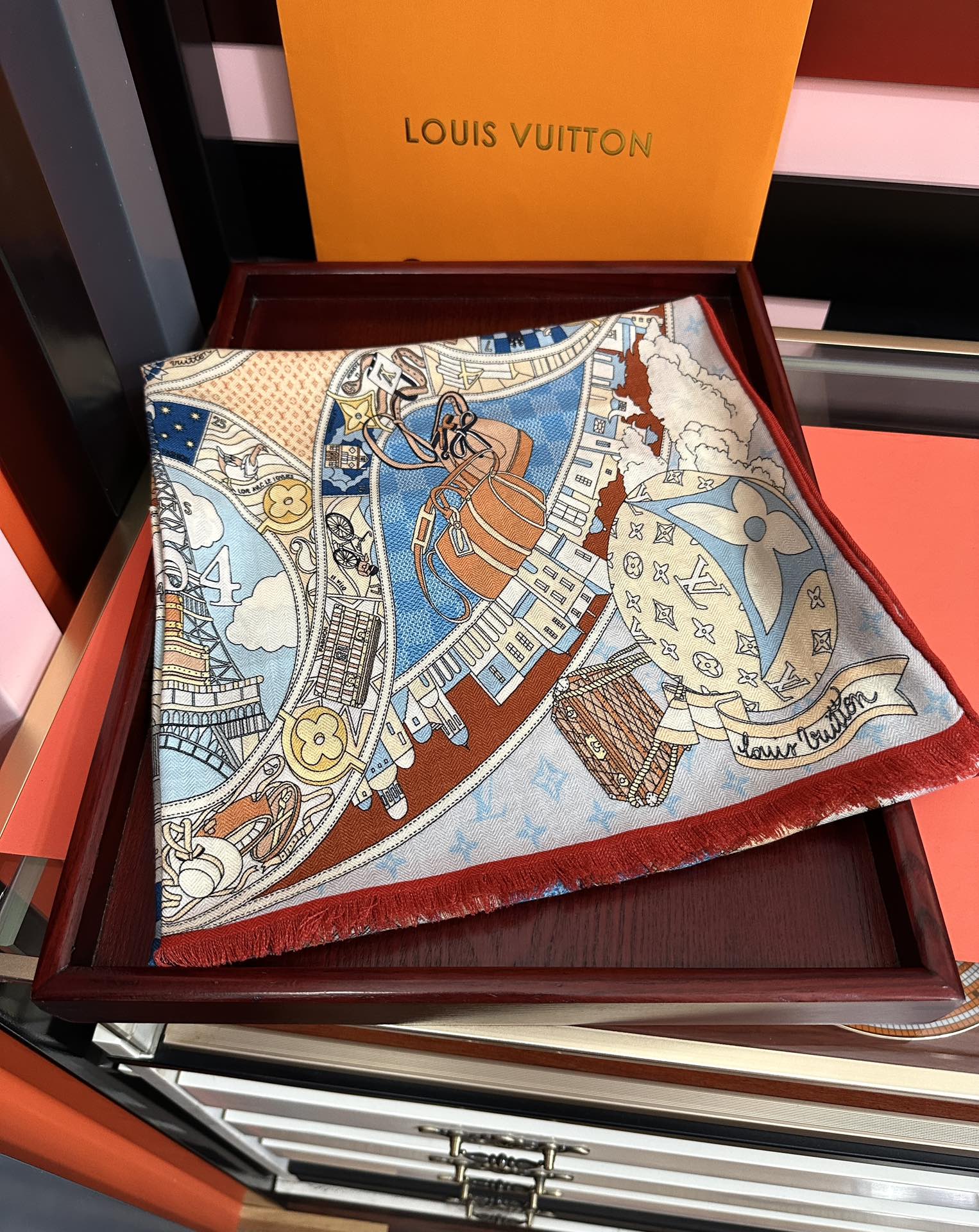 。 新款LV。2011高品质 【双面同色】女生必备款[得意]随便怎么围都好看[色]大气时尚 太美了[吃瓜