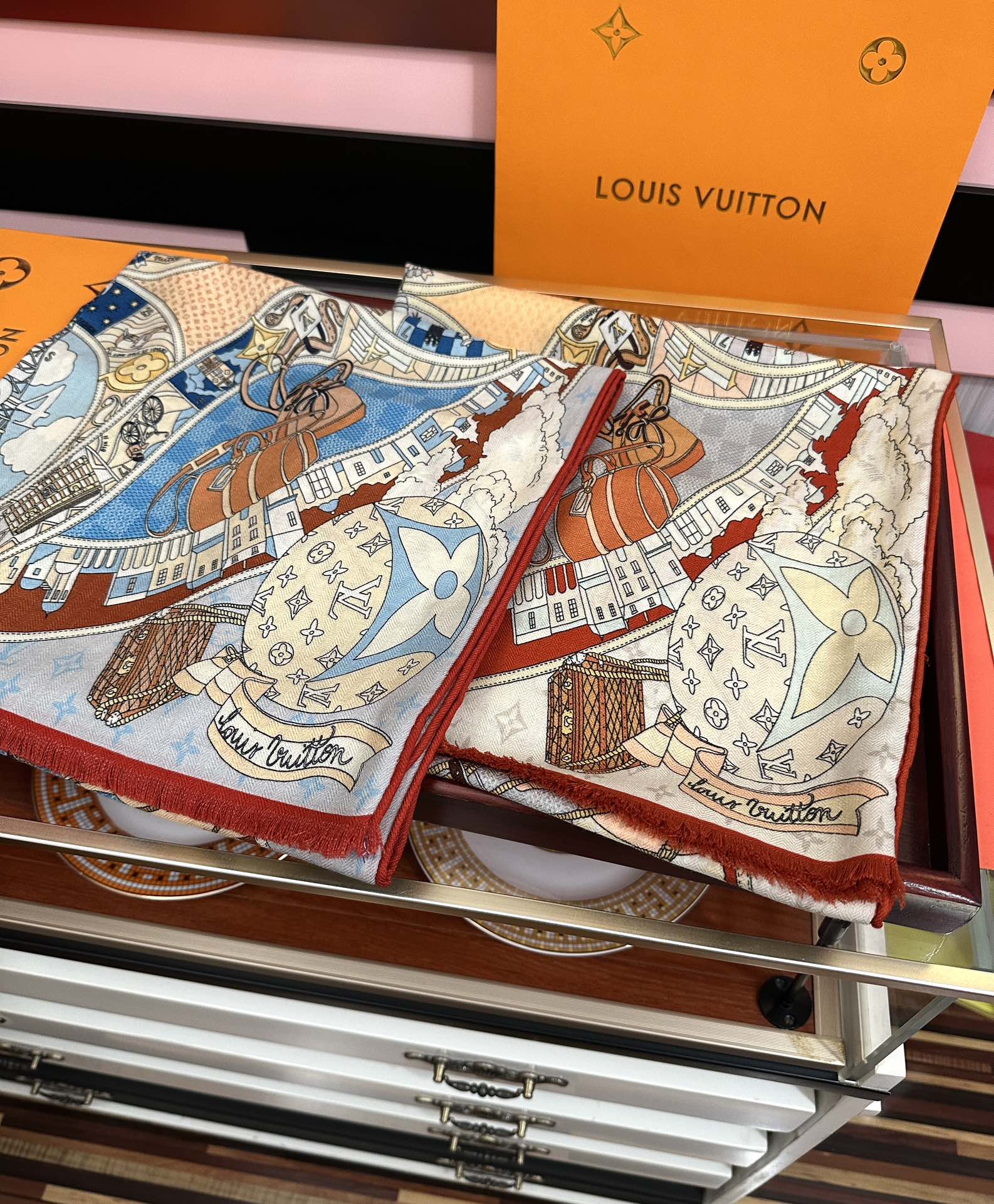 。 新款LV。2011高品质 【双面同色】女生必备款[得意]随便怎么围都好看[色]大气时尚 太美了[吃瓜