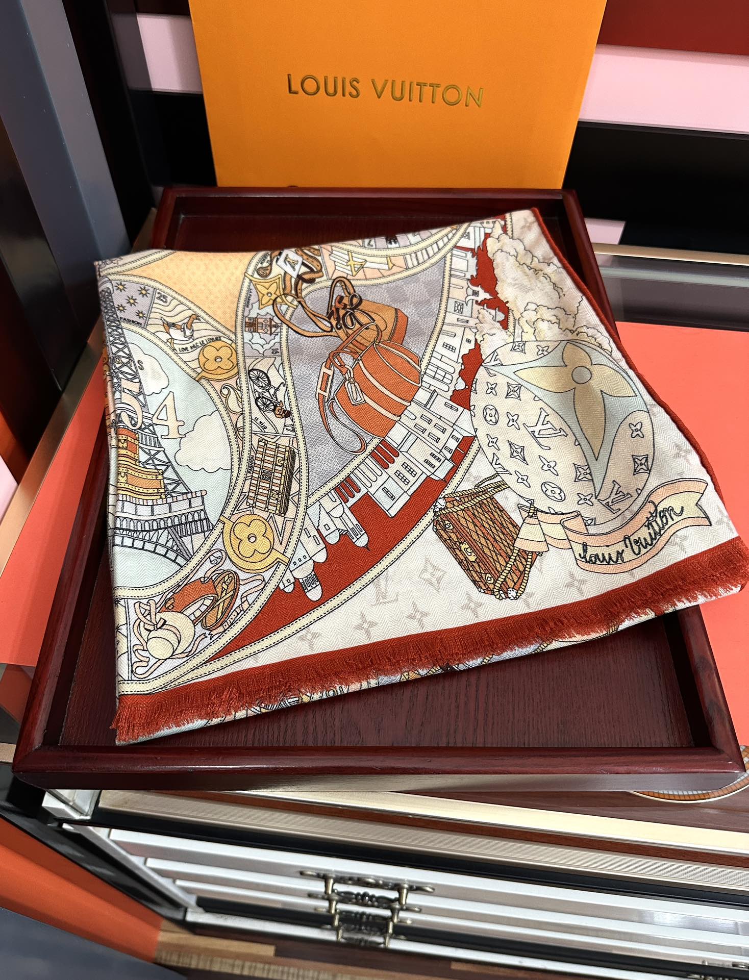 。 新款LV。2011高品质 【双面同色】女生必备款[得意]随便怎么围都好看[色]大气时尚 太美了[吃瓜