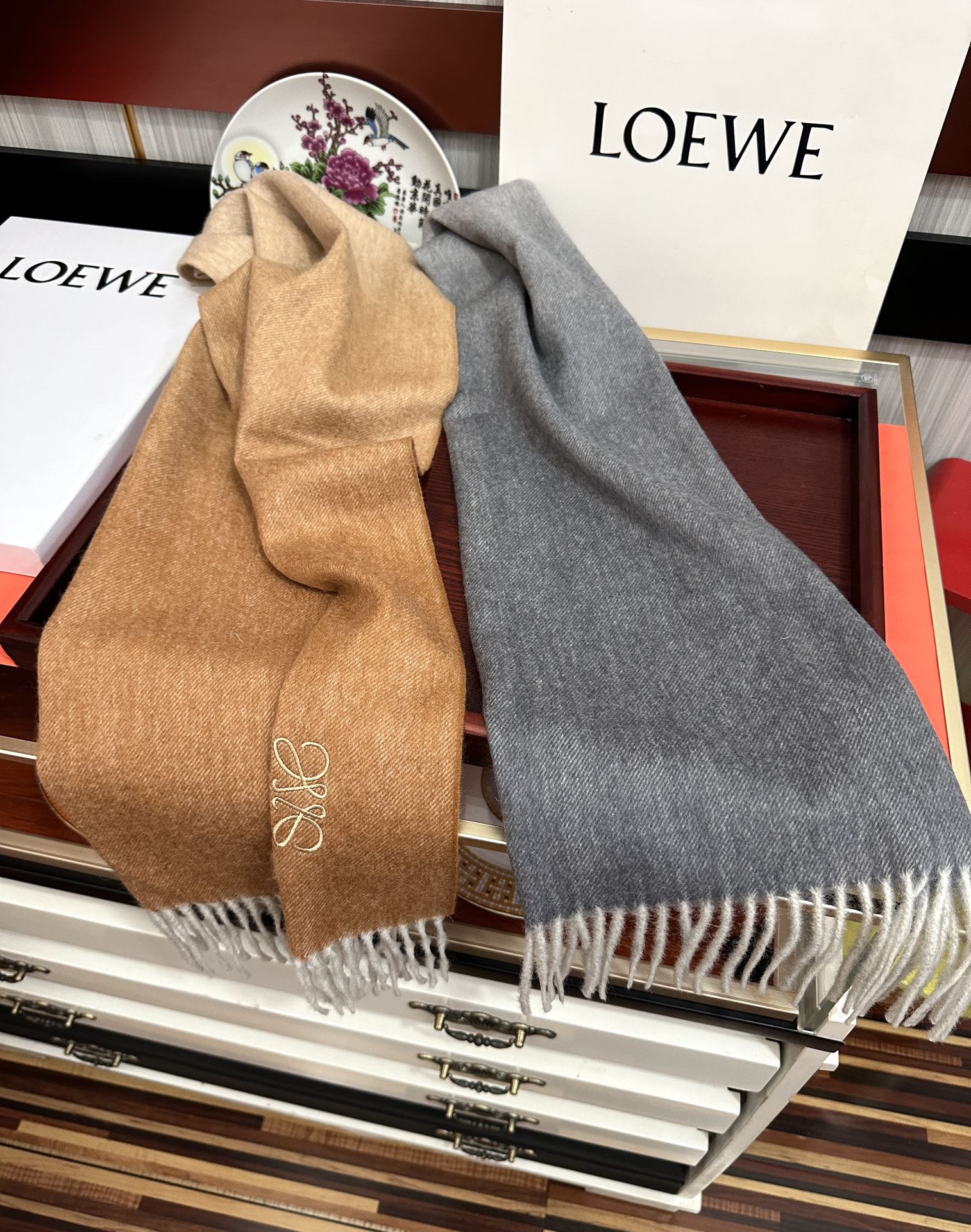 。 2011新品，太美了，罗意威，采用内蒙古山羊绒，渐变系列，最新款男女通用情侣款👫重磅推荐💥 经典的格