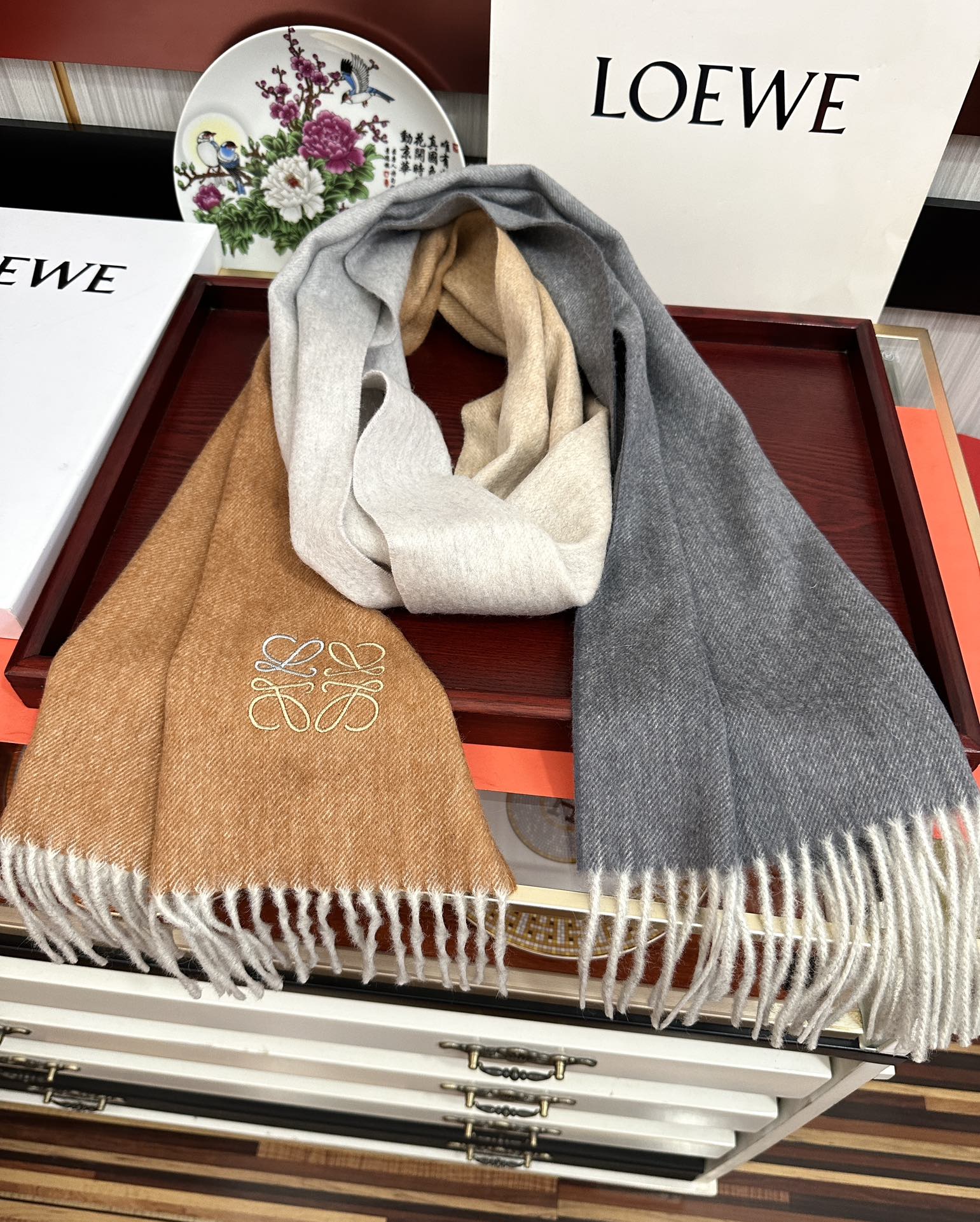 。 2011新品，太美了，罗意威，采用内蒙古山羊绒，渐变系列，最新款男女通用情侣款👫重磅推荐💥 经典的格