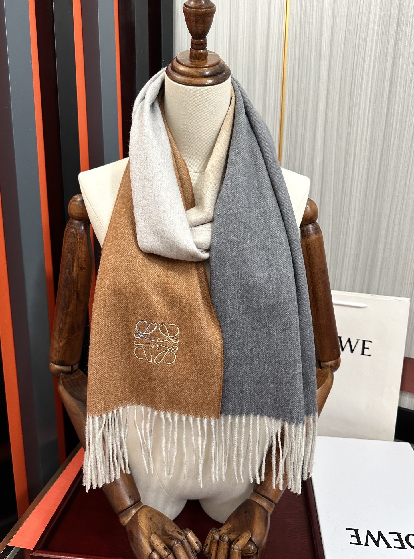 。 2011新品，太美了，罗意威，采用内蒙古山羊绒，渐变系列，最新款男女通用情侣款👫重磅推荐💥 经典的格