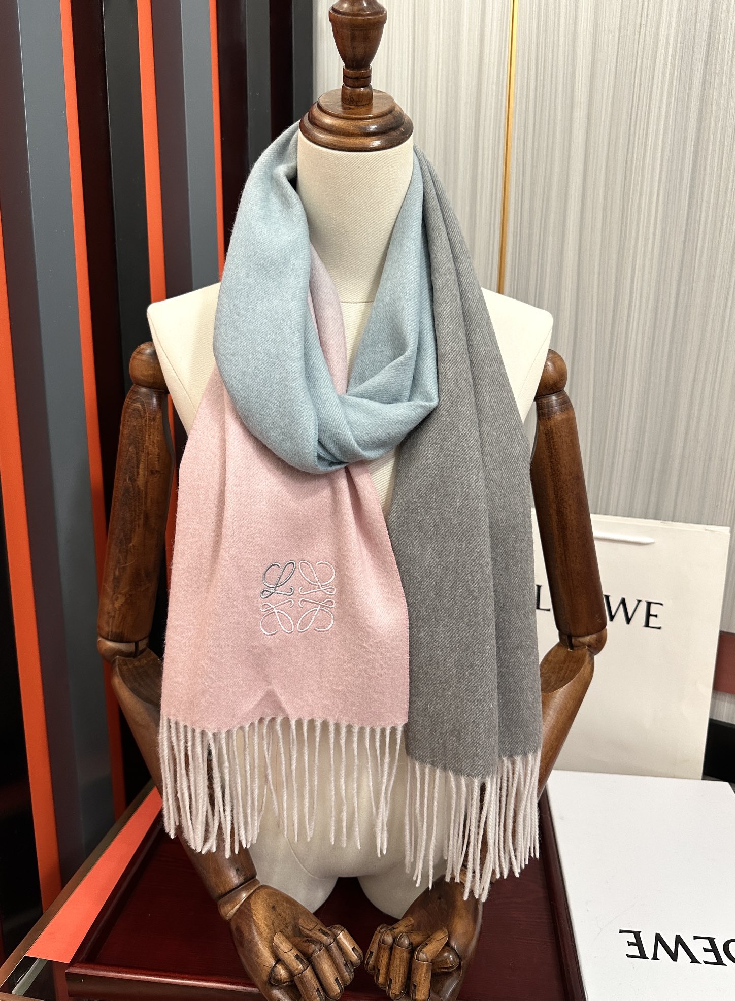 。 2011新品，太美了，罗意威，采用内蒙古山羊绒，渐变系列，最新款男女通用情侣款👫重磅推荐💥 经典的格