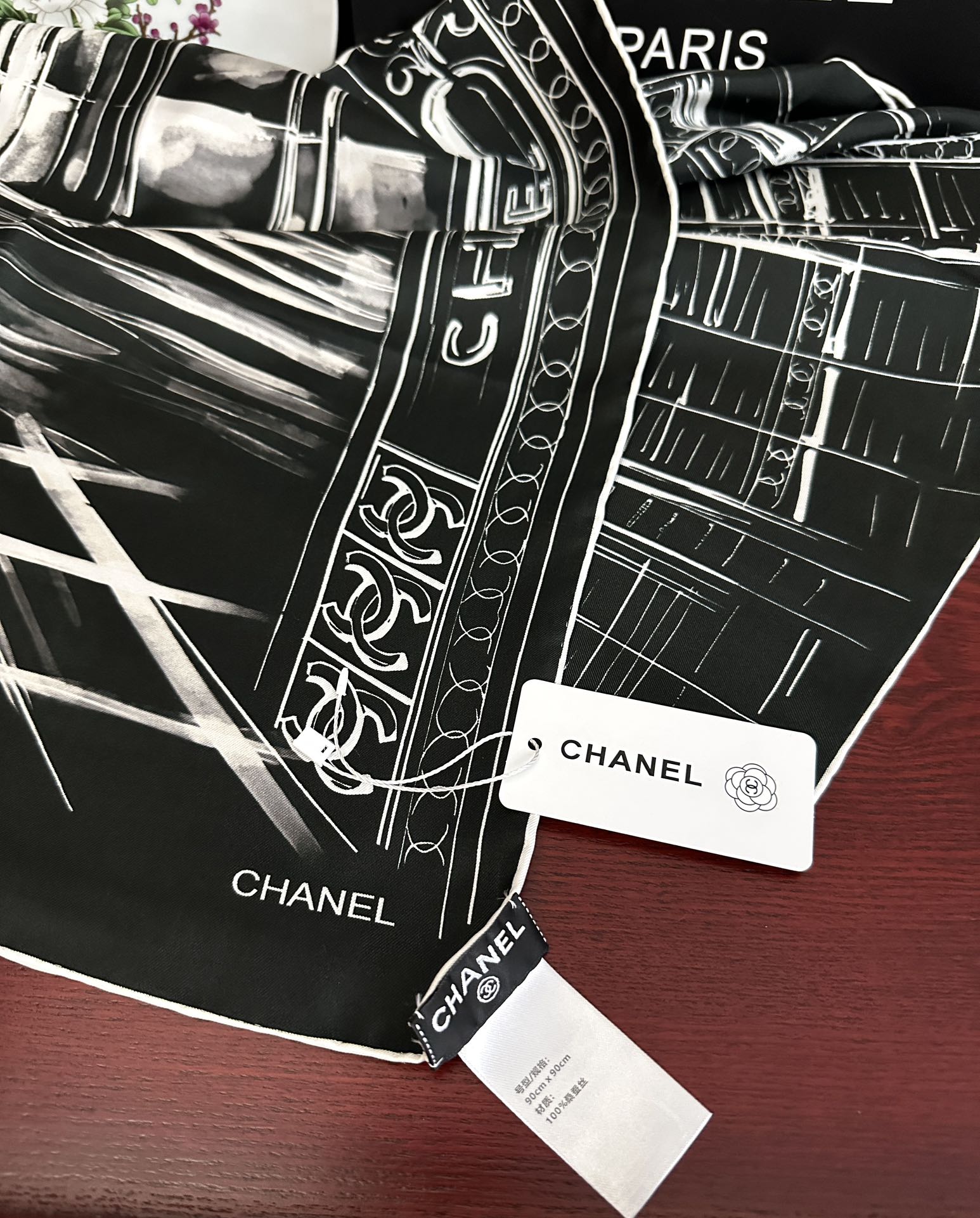 Chanel 2051新款 香奈 今年的 这款必入丝巾 的图案是巴黎大皇宫中被命名为“Gabrielle Chanel”的正殿入口处 一眼相中的一款 第一想法就是做丝巾装饰画 简直不要太美 上身也 柔软亲肤 那就戴腻了再裱起来……