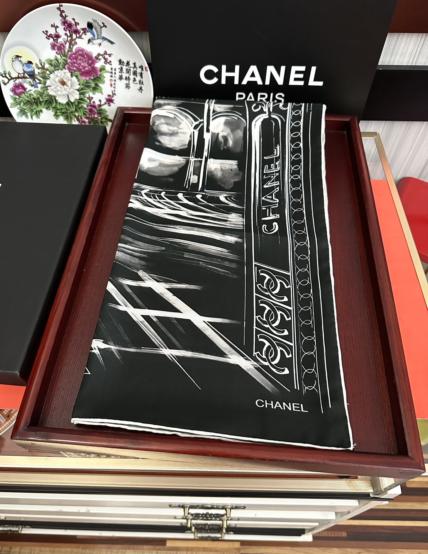 Chanel 2051新款 香奈 今年的 这款必入丝巾 的图案是巴黎大皇宫中被命名为“Gabrielle Chanel”的正殿入口处 一眼相中的一款 第一想法就是做丝巾装饰画 简直不要太美 上身也 柔软亲肤 那就戴腻了再裱起来……
