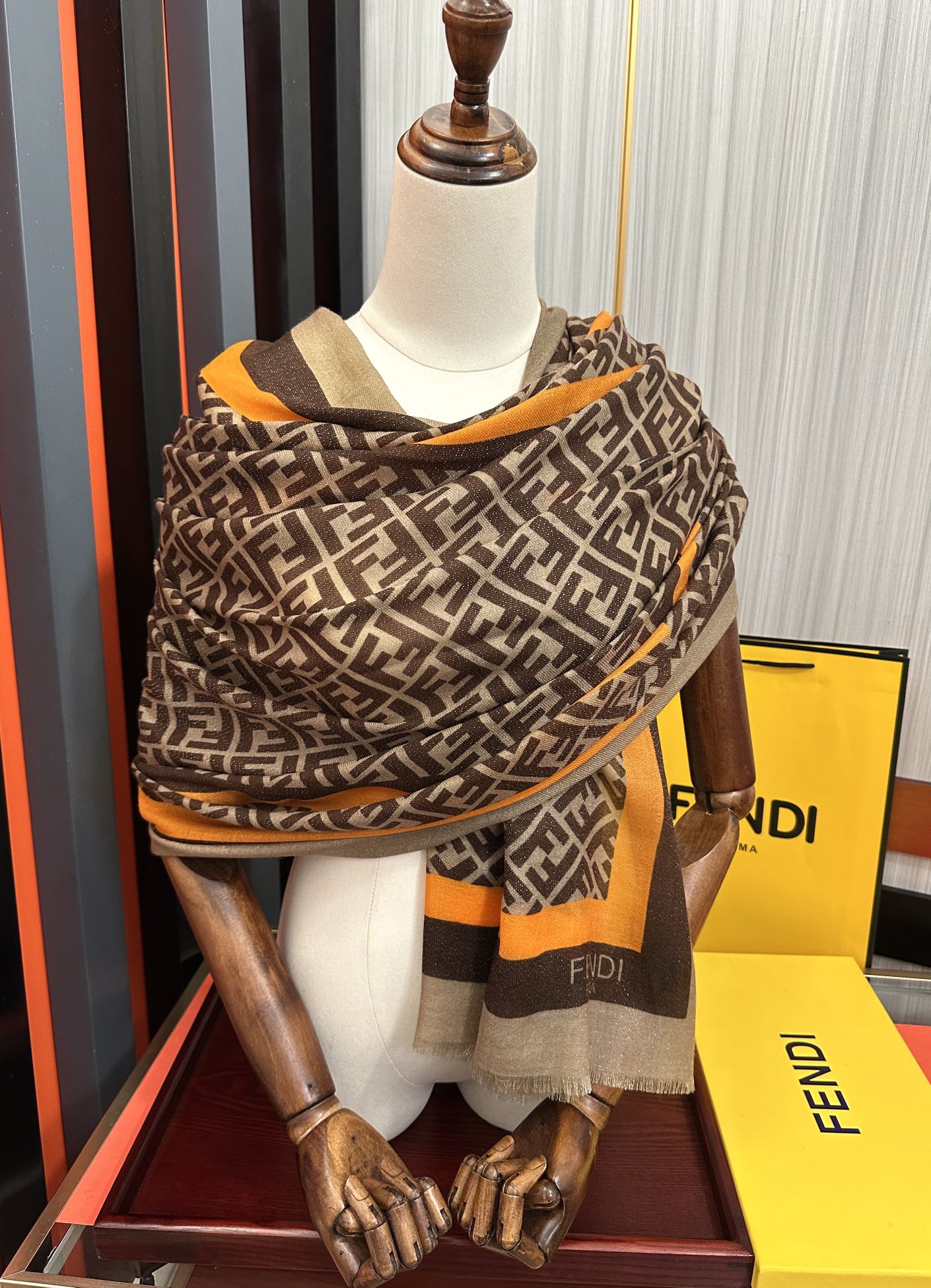 。新款2026 F家最新款银丝【FF银丝印花长巾】💟 度假及日常都非常好搭配的款😍订】一看到就想去旅游‼