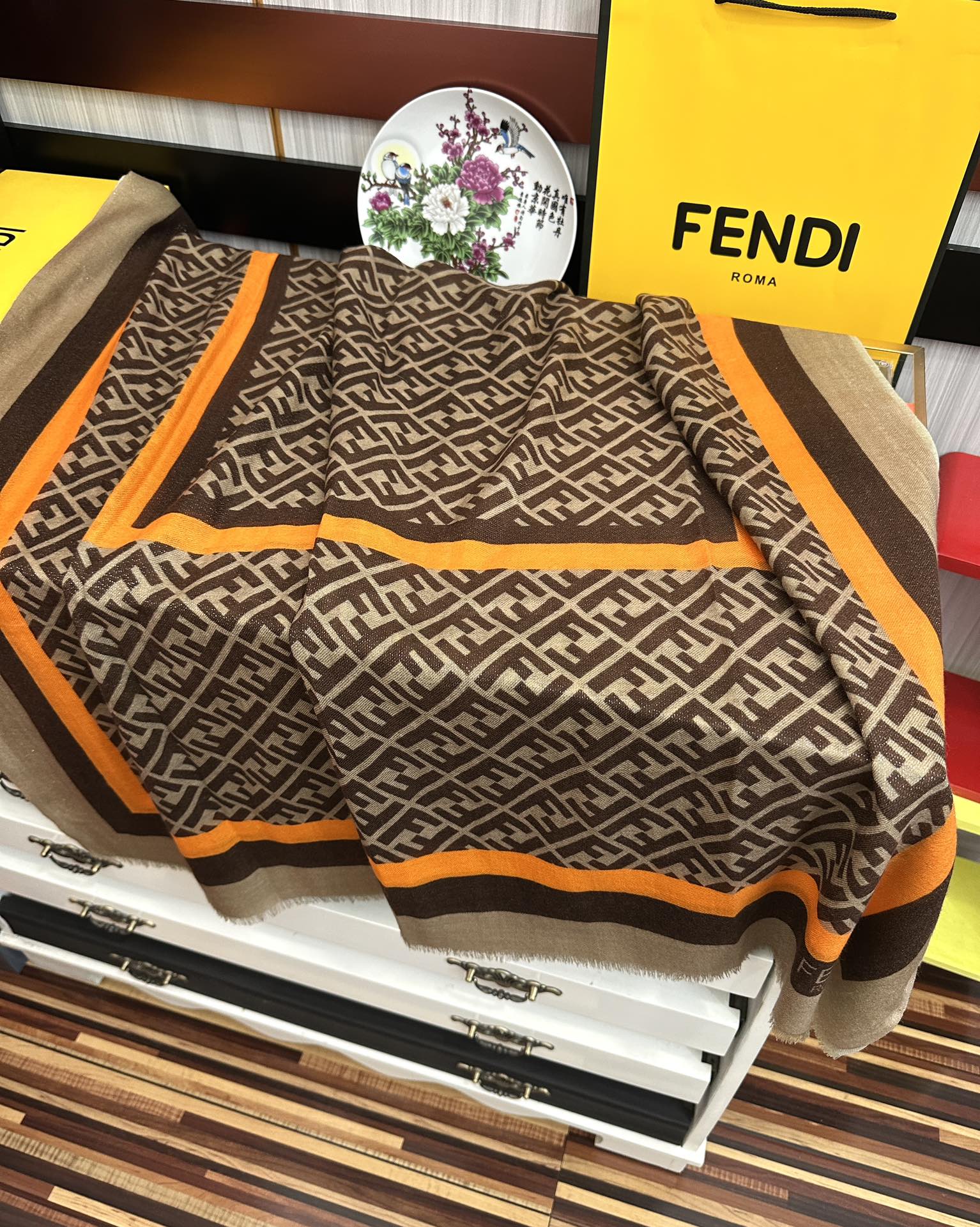 。新款2026 F家最新款银丝【FF银丝印花长巾】💟 度假及日常都非常好搭配的款😍订】一看到就想去旅游‼