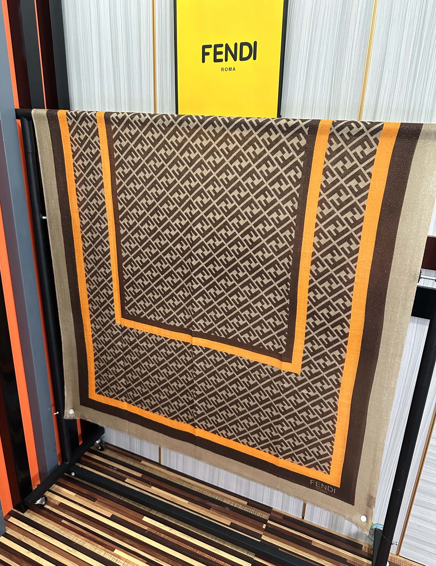 。新款2026 F家最新款银丝【FF银丝印花长巾】💟 度假及日常都非常好搭配的款😍订】一看到就想去旅游‼