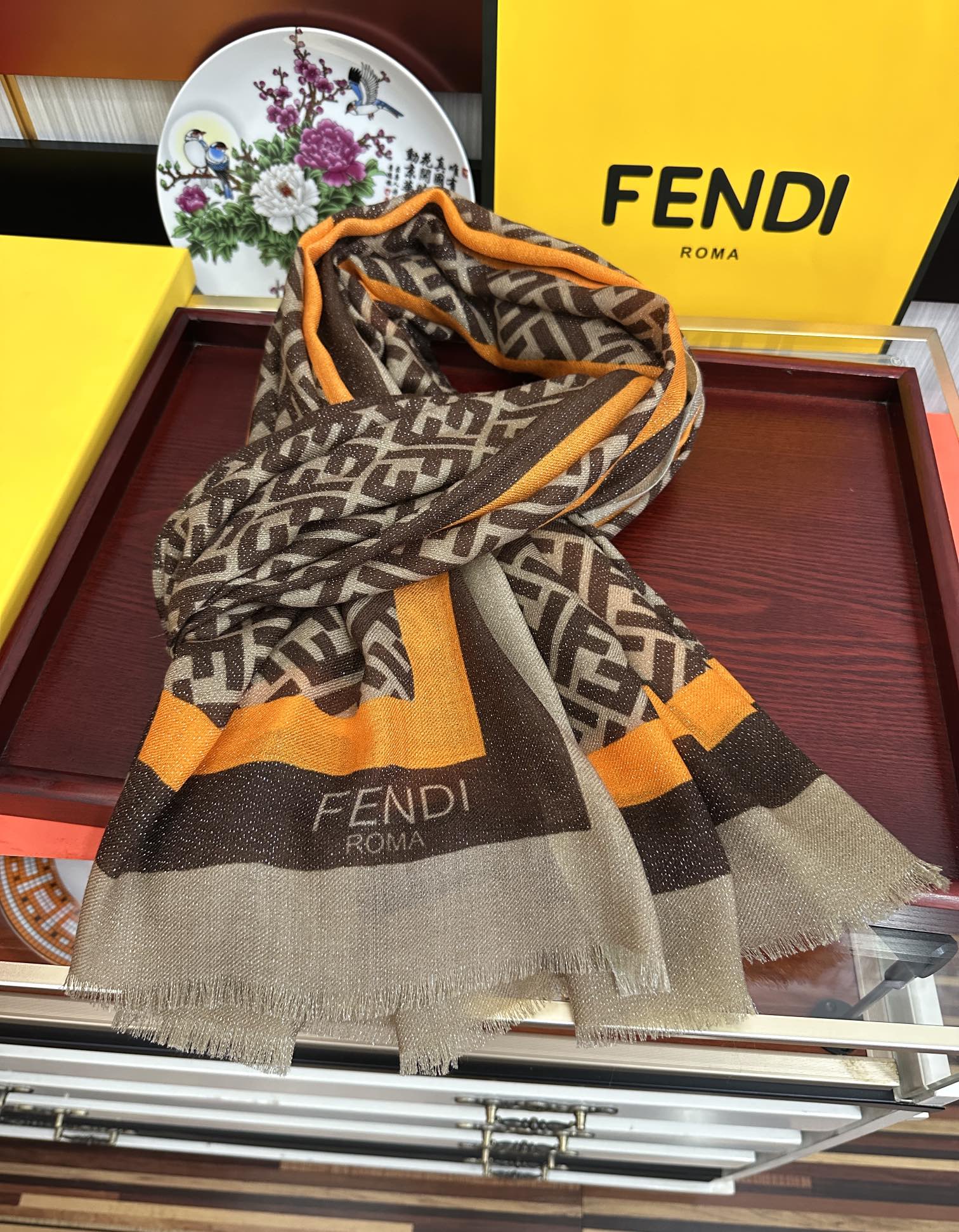 。新款2026 F家最新款银丝【FF银丝印花长巾】💟 度假及日常都非常好搭配的款😍订】一看到就想去旅游‼