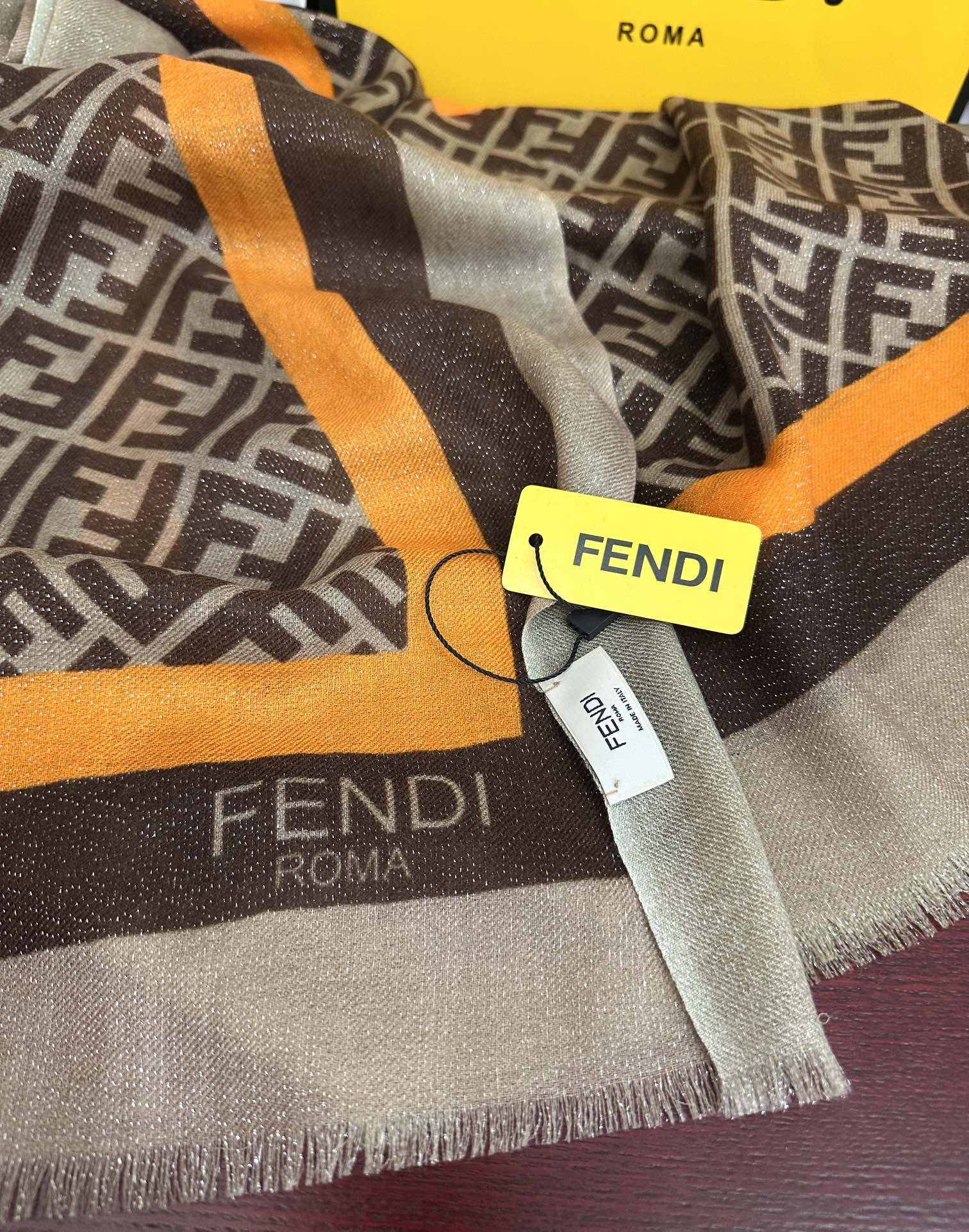 。新款2026 F家最新款银丝【FF银丝印花长巾】💟 度假及日常都非常好搭配的款😍订】一看到就想去旅游‼