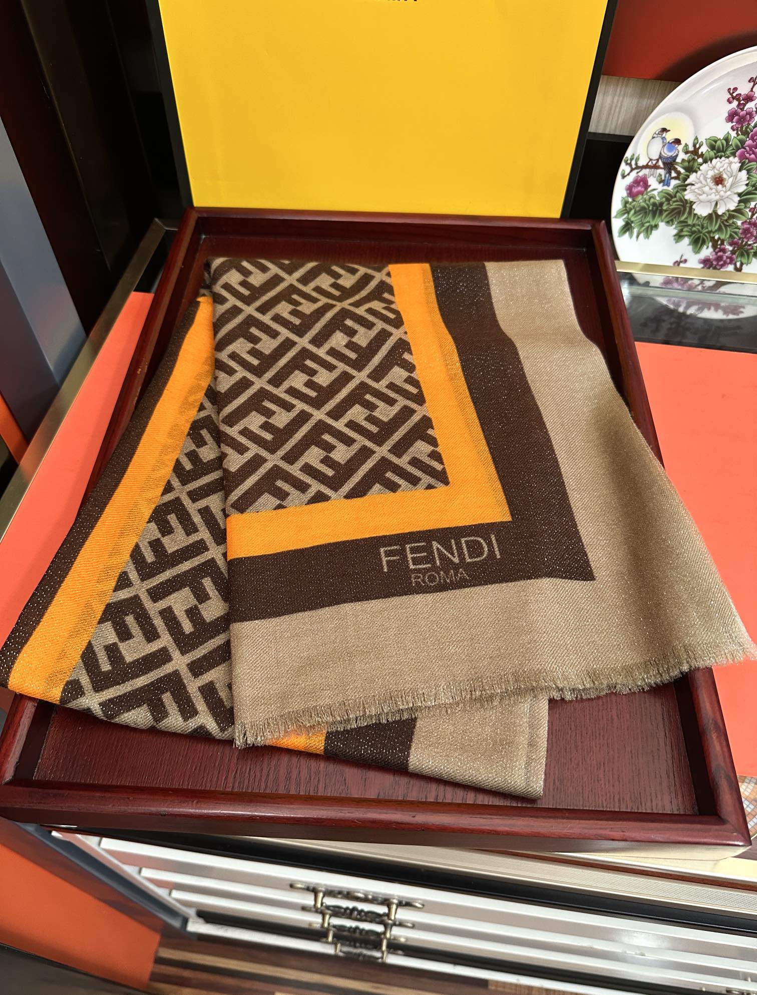 。新款2026 F家最新款银丝【FF银丝印花长巾】💟 度假及日常都非常好搭配的款😍订】一看到就想去旅游‼