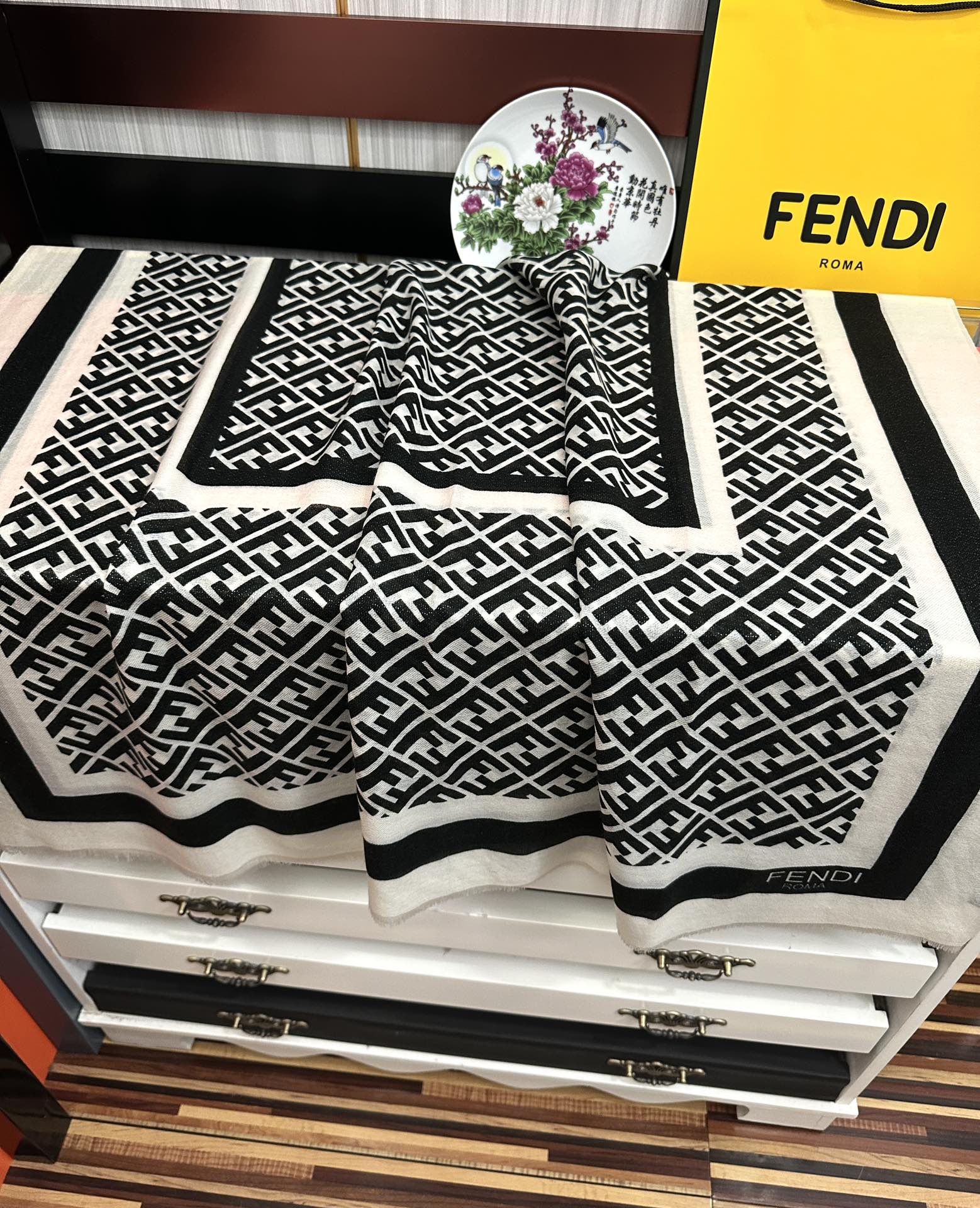 。新款2026 F家最新款银丝【FF银丝印花长巾】💟 度假及日常都非常好搭配的款😍订】一看到就想去旅游‼