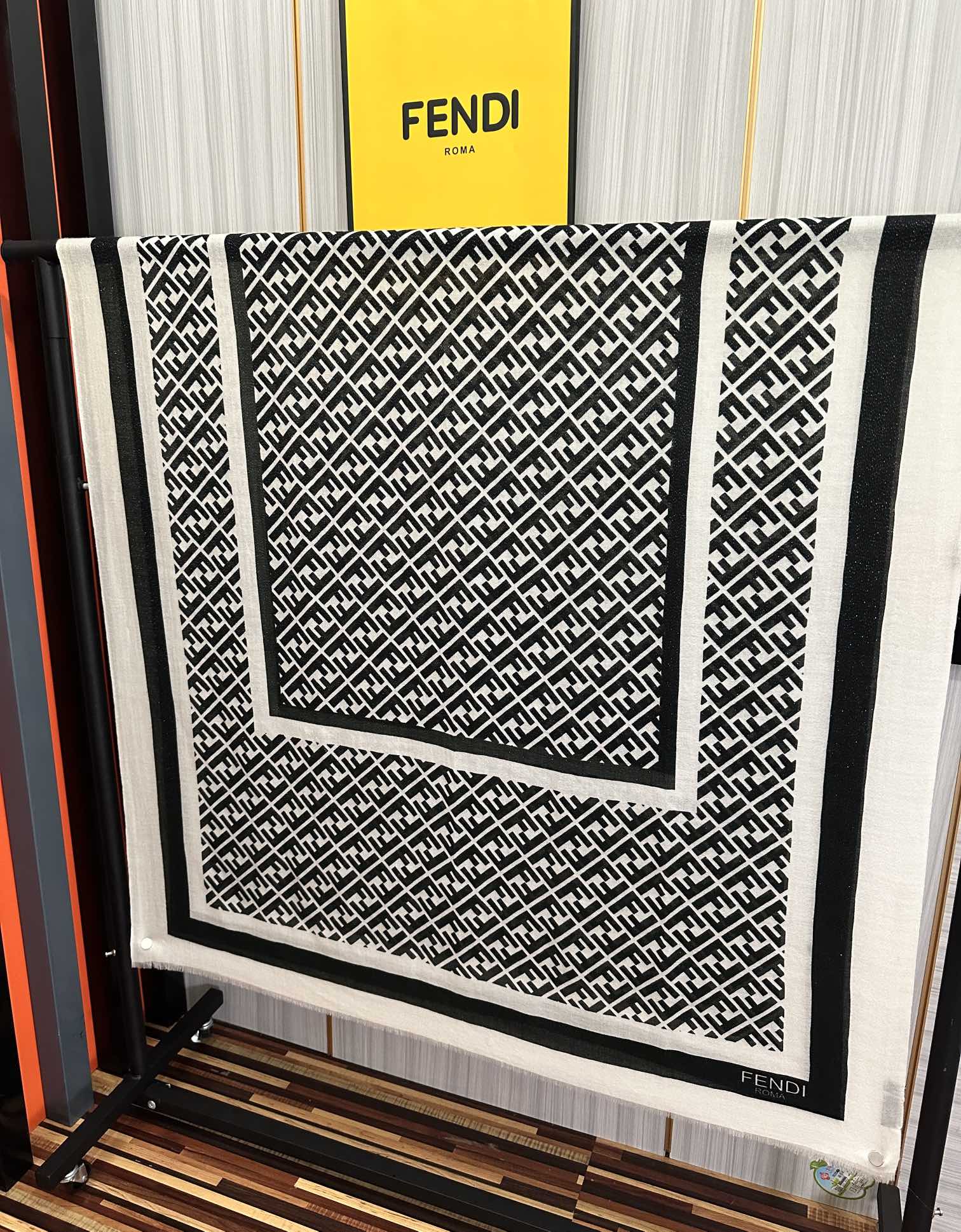 。新款2026 F家最新款银丝【FF银丝印花长巾】💟 度假及日常都非常好搭配的款😍订】一看到就想去旅游‼