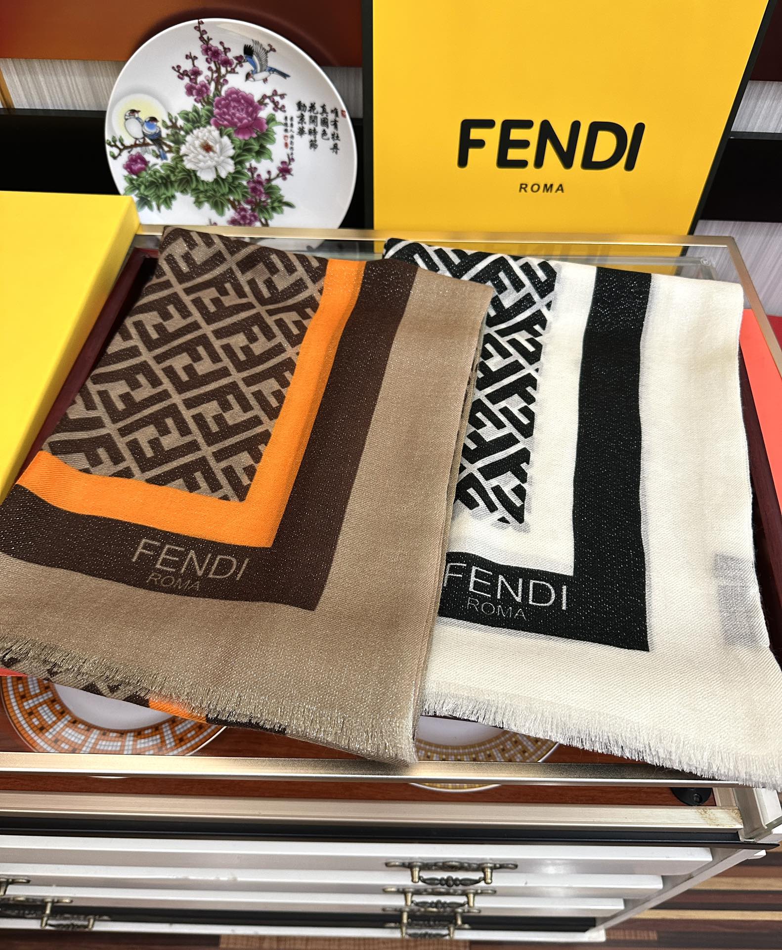 。新款2026 F家最新款银丝【FF银丝印花长巾】💟 度假及日常都非常好搭配的款😍订】一看到就想去旅游‼