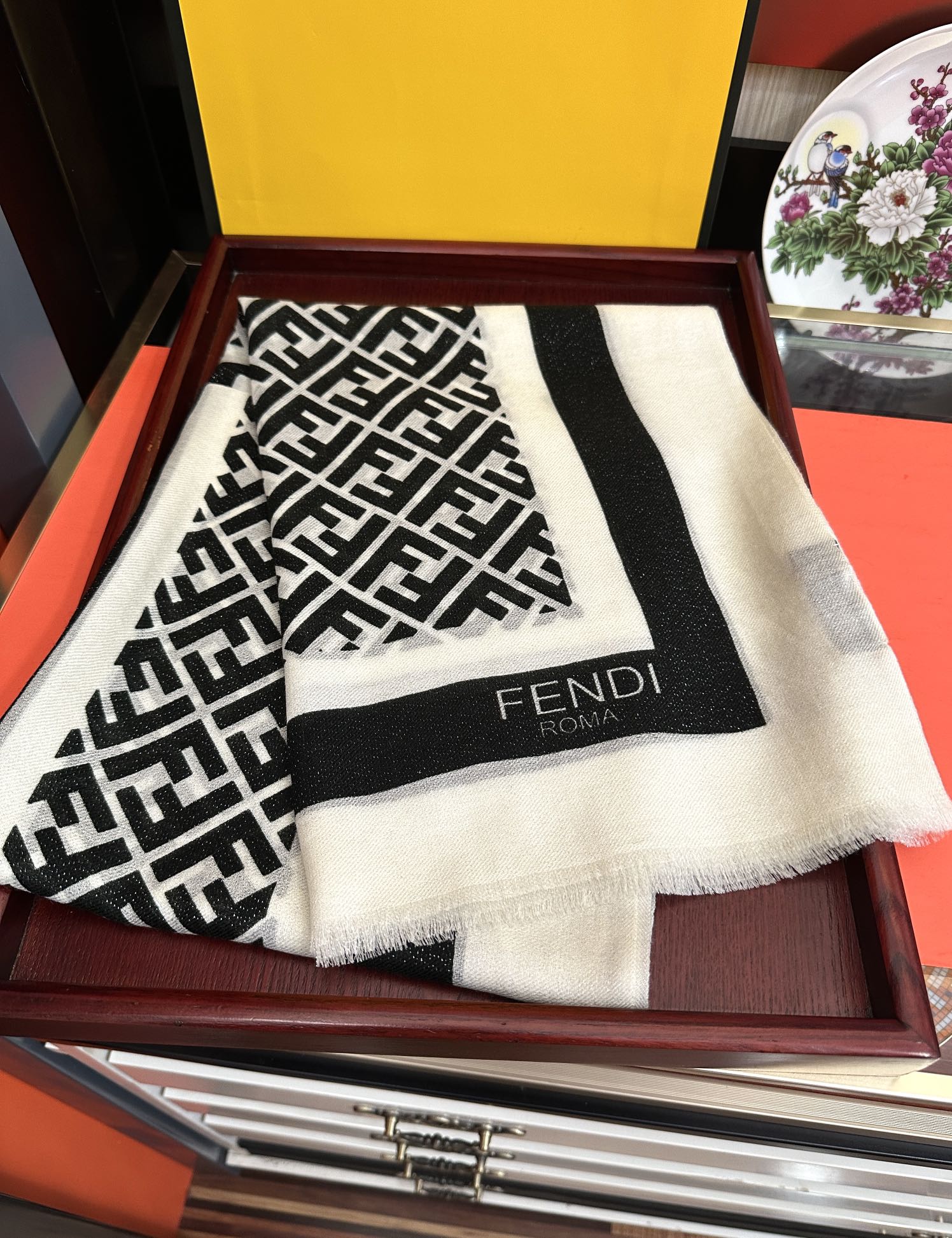 。新款2026 F家最新款银丝【FF银丝印花长巾】💟 度假及日常都非常好搭配的款😍订】一看到就想去旅游‼