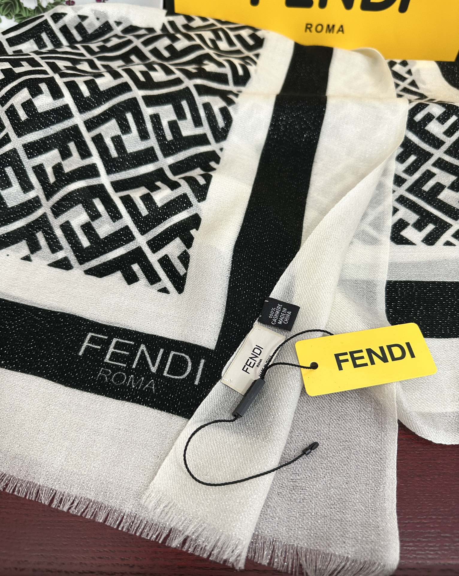 。新款2026 F家最新款银丝【FF银丝印花长巾】💟 度假及日常都非常好搭配的款😍订】一看到就想去旅游‼