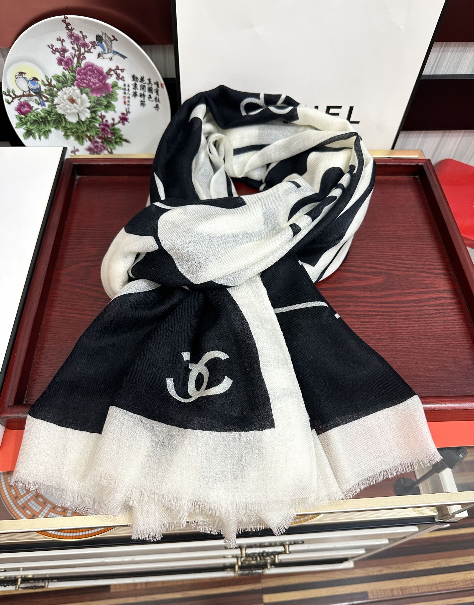 。上新 小香2026 最新款、太美到心动😘【香家双c系列300支羊绒长巾】实物真心美 🎀披肩配以印花💓无