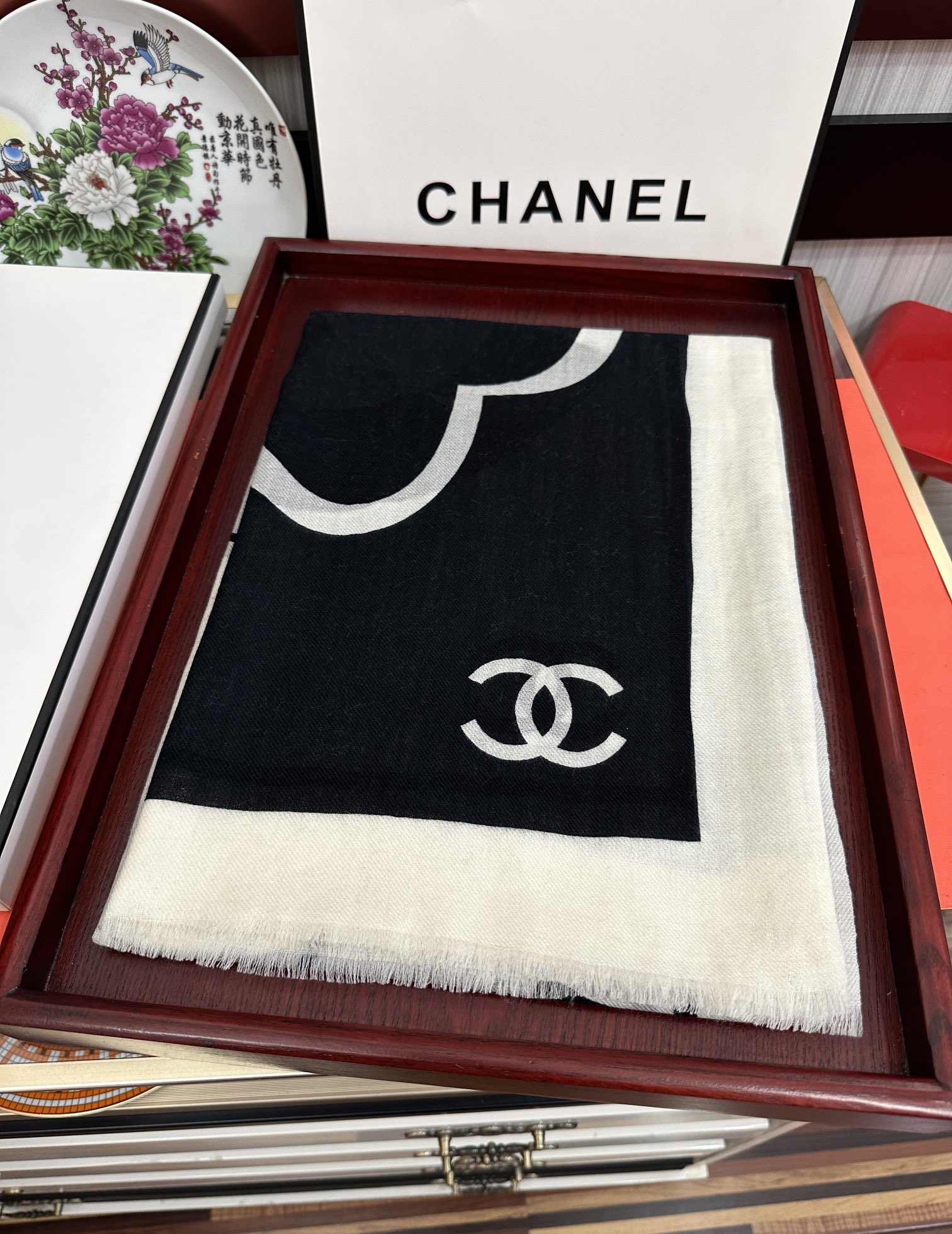 。上新 小香2026 最新款、太美到心动😘【香家双c系列300支羊绒长巾】实物真心美 🎀披肩配以印花💓无