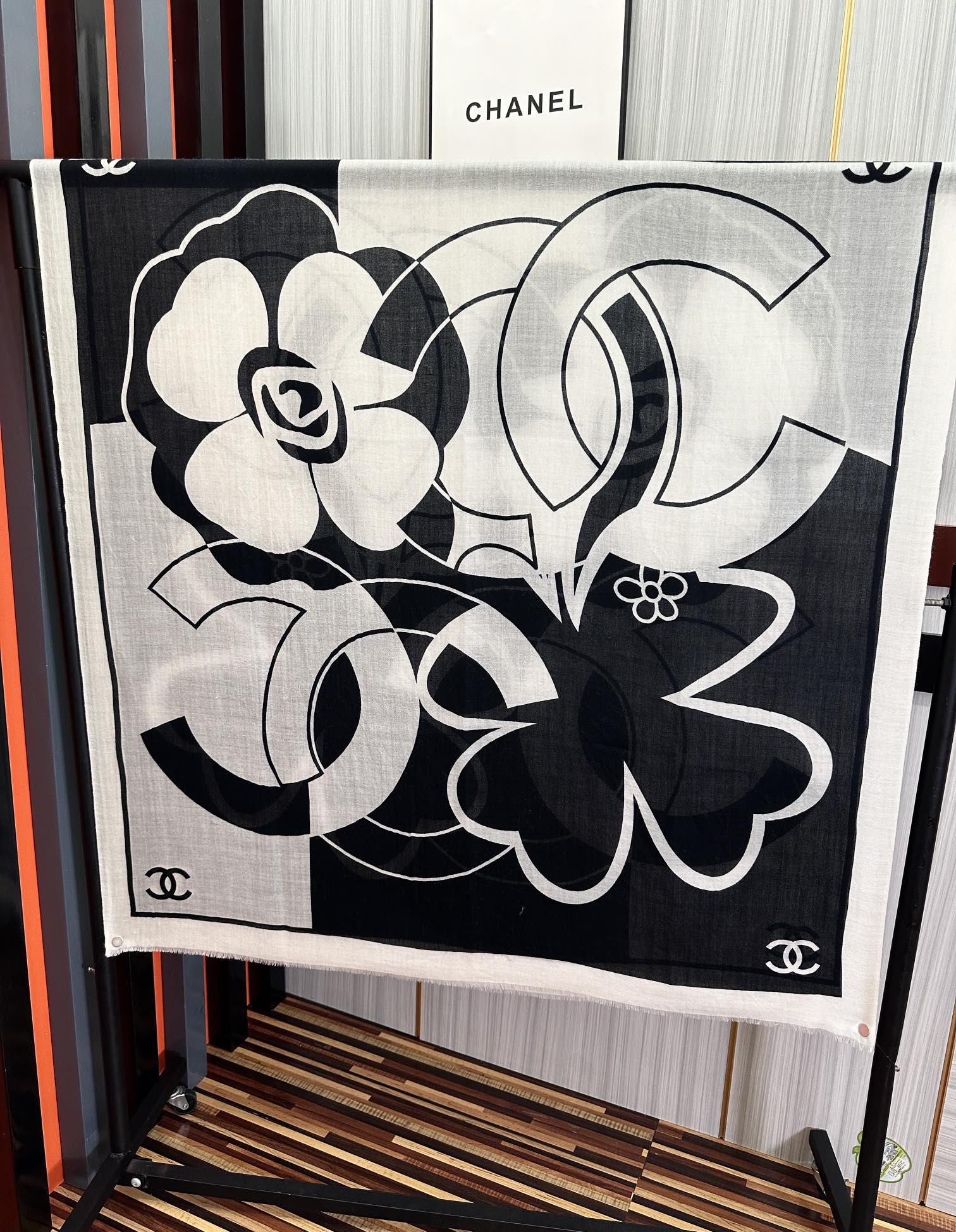 。上新 小香2026 最新款、太美到心动😘【香家双c系列300支羊绒长巾】实物真心美 🎀披肩配以印花💓无