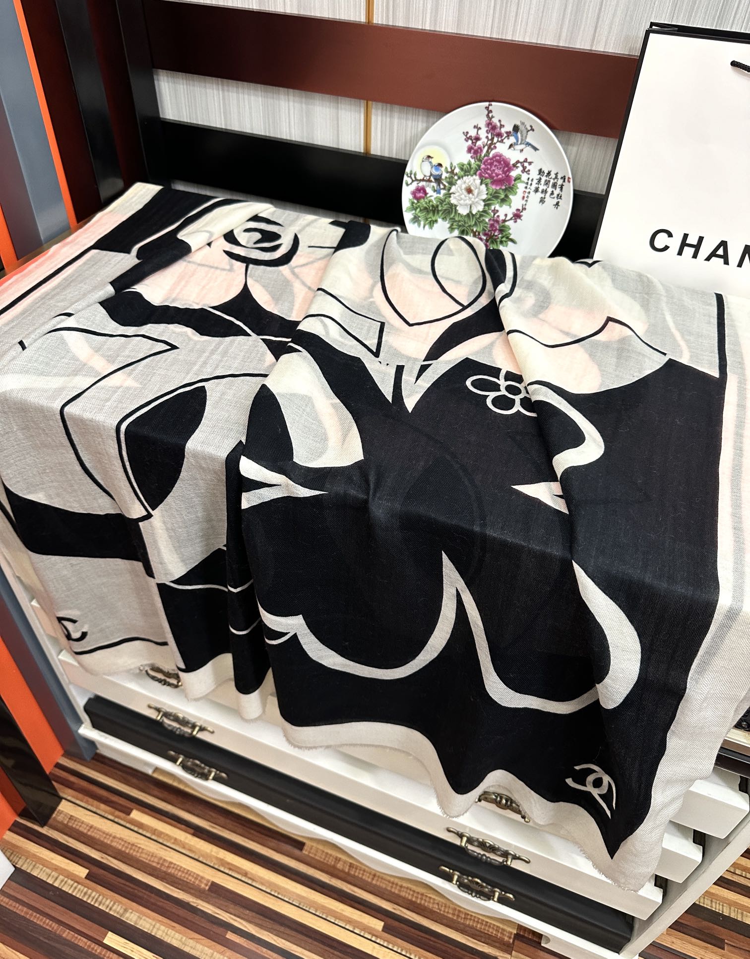 。上新 小香2026 最新款、太美到心动😘【香家双c系列300支羊绒长巾】实物真心美 🎀披肩配以印花💓无