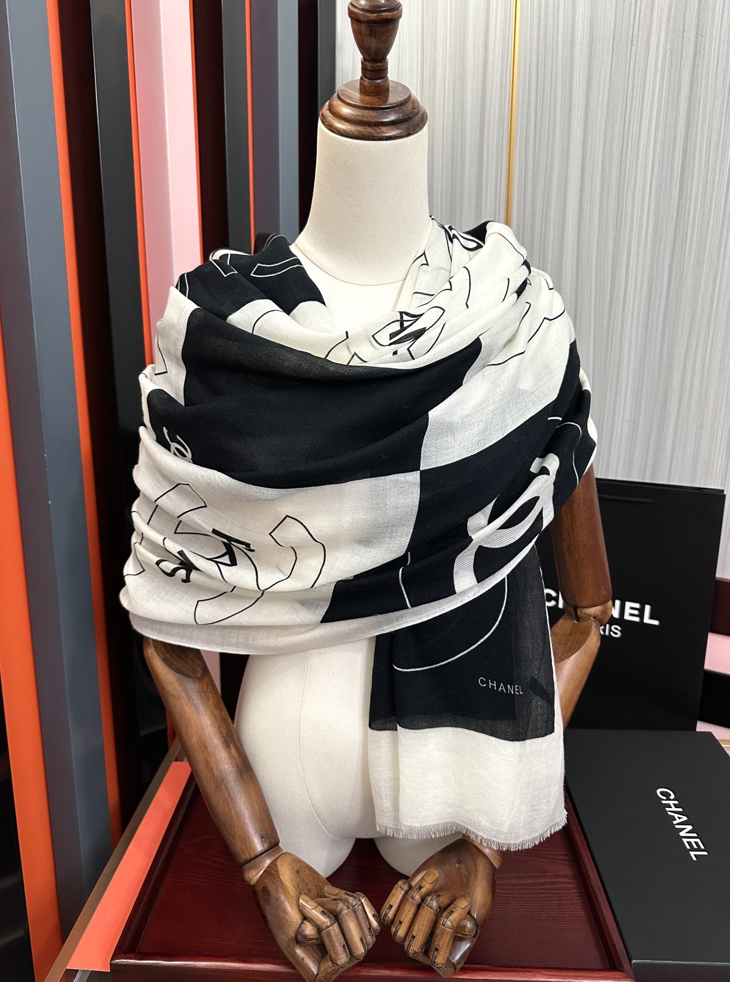 。重磅推荐 小香2026 最新款 香奶奶【双c标志】必备款 顶级设计太美了，真心赞👍😘💍实物真心美 🎀披