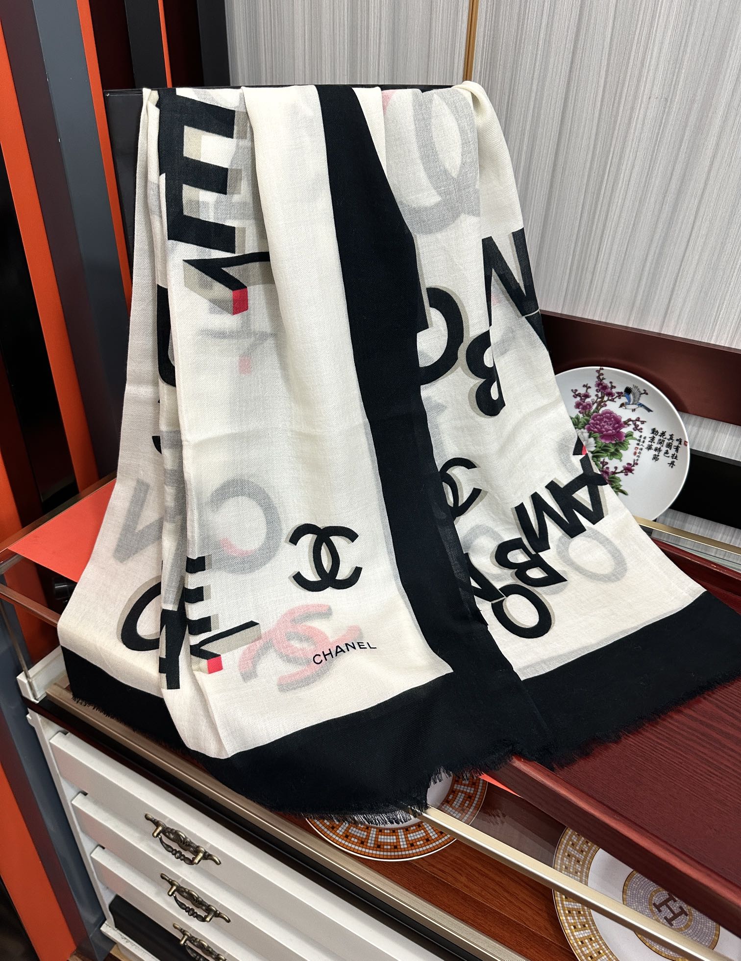 。上新 小香2026 最新款、太美到心动😘【香家双c系列300支羊绒长巾】实物真心美 🎀披肩配以印花💓无