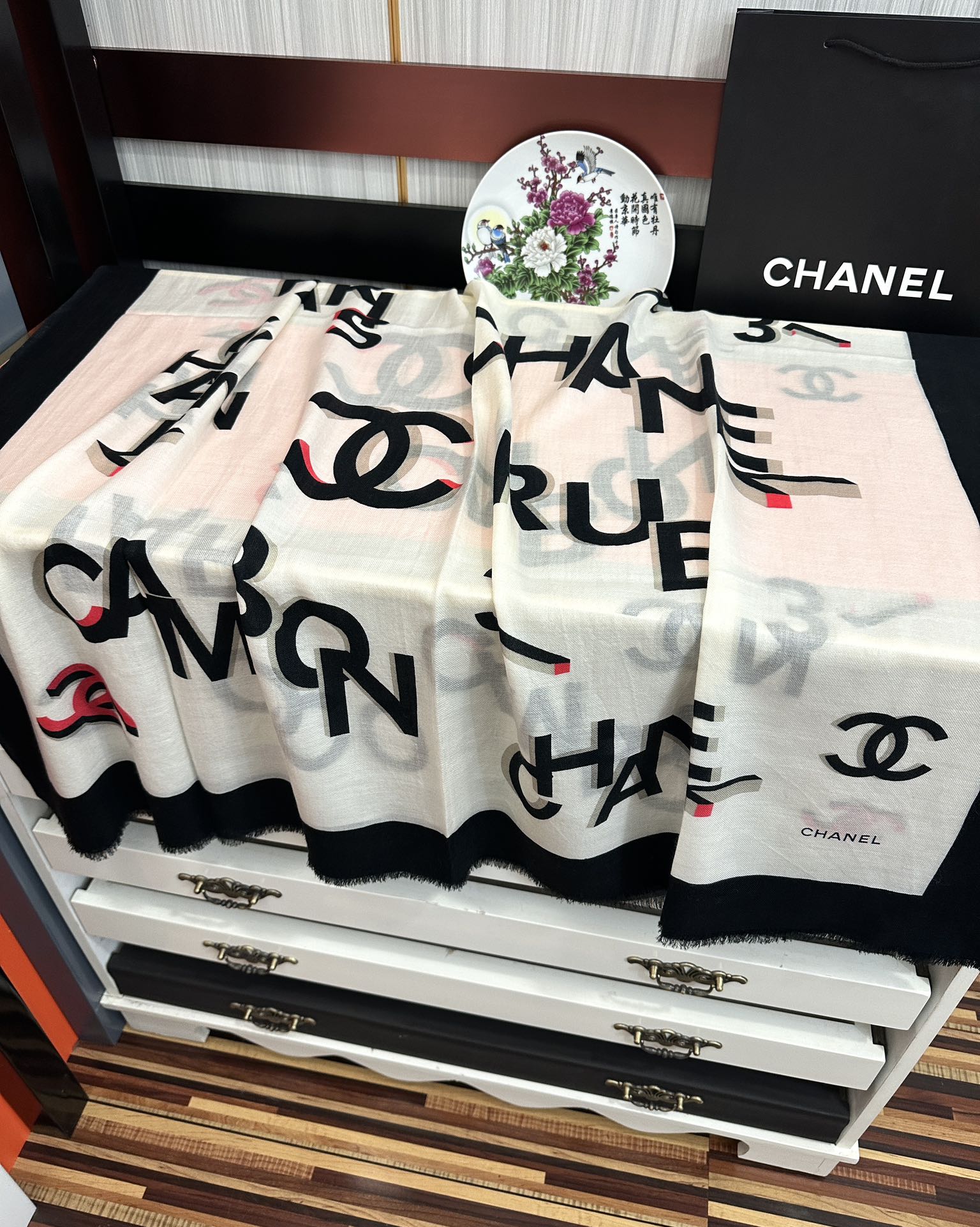 。上新 小香2026 最新款、太美到心动😘【香家双c系列300支羊绒长巾】实物真心美 🎀披肩配以印花💓无