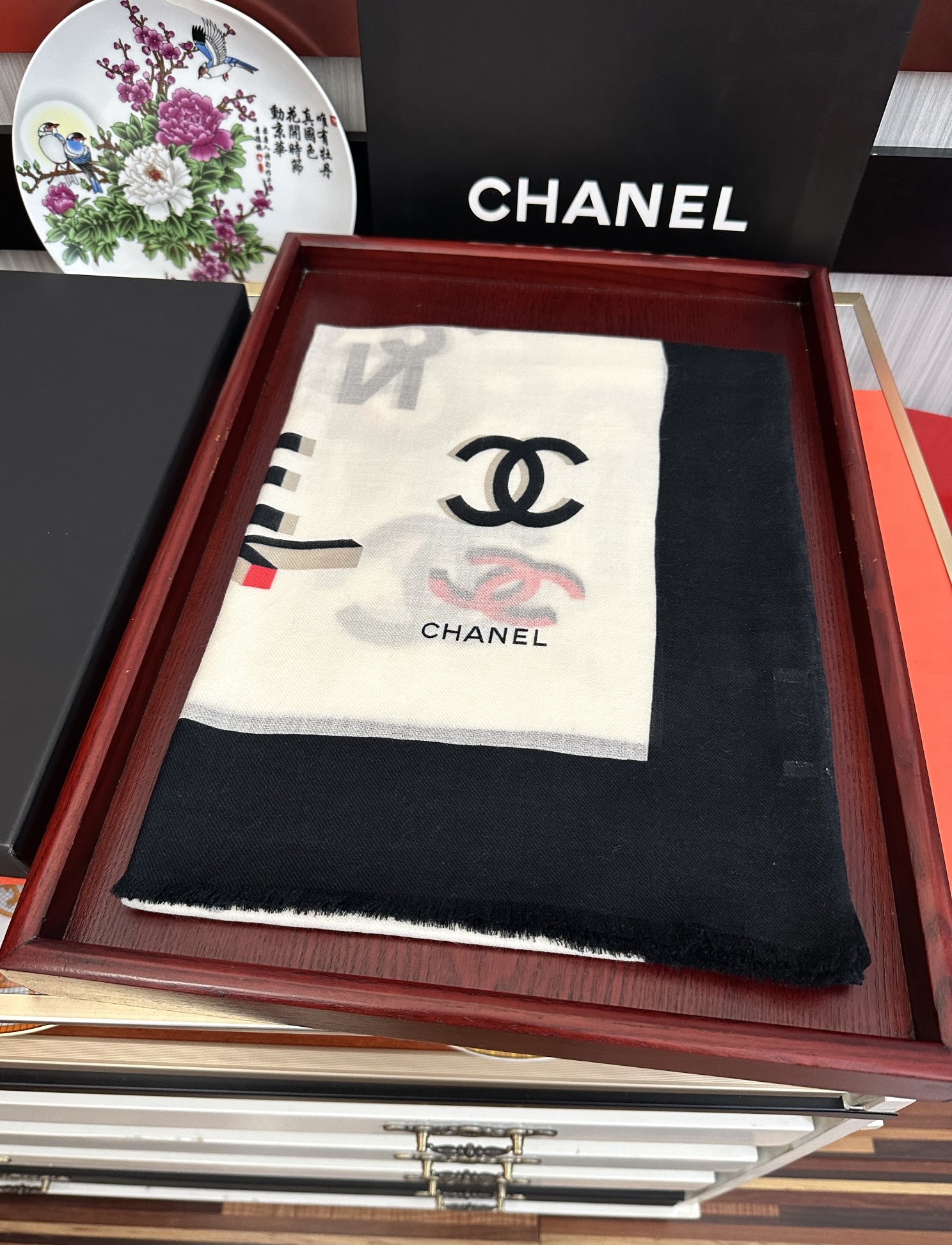 。上新 小香2026 最新款、太美到心动😘【香家双c系列300支羊绒长巾】实物真心美 🎀披肩配以印花💓无