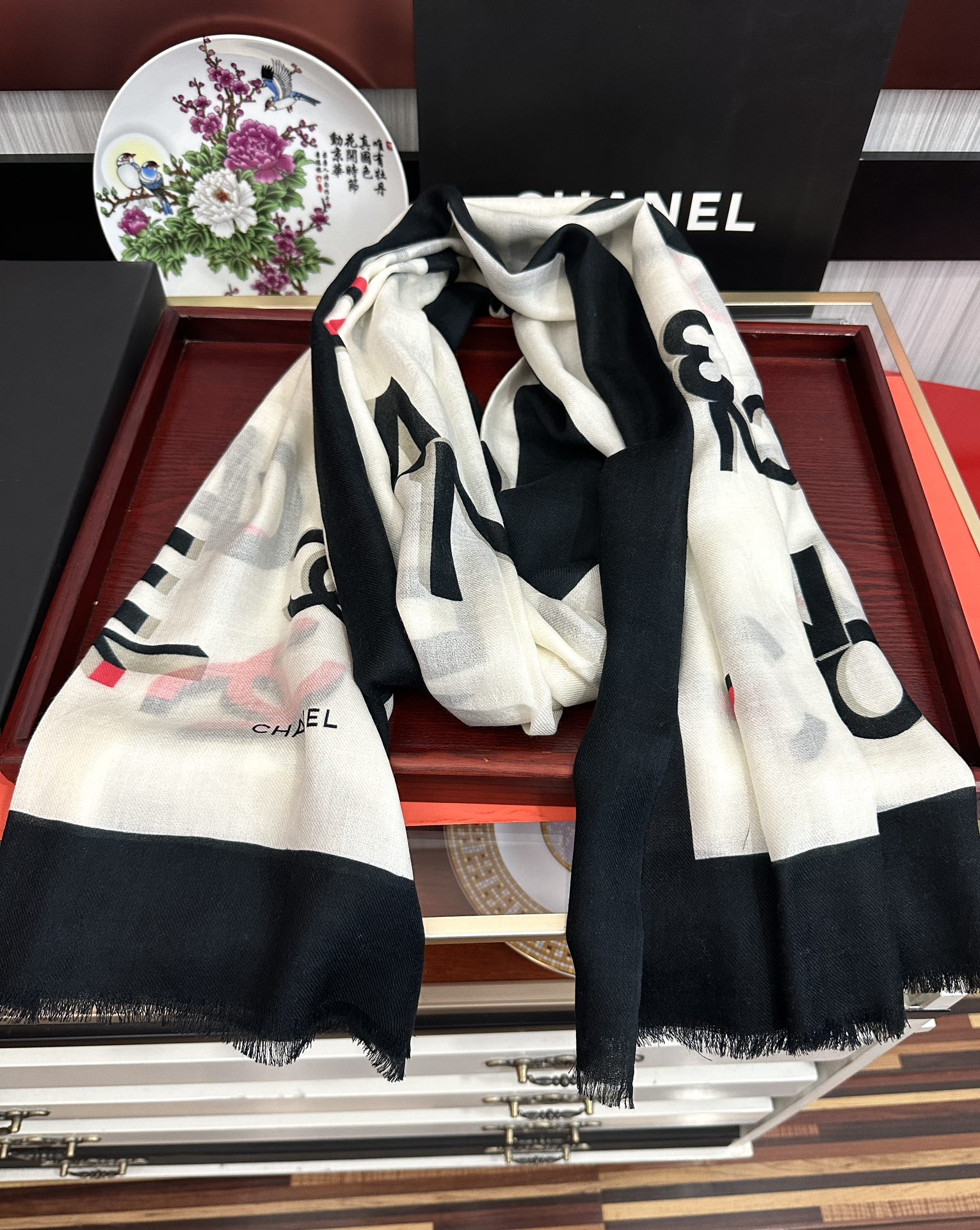。上新 小香2026 最新款、太美到心动😘【香家双c系列300支羊绒长巾】实物真心美 🎀披肩配以印花💓无