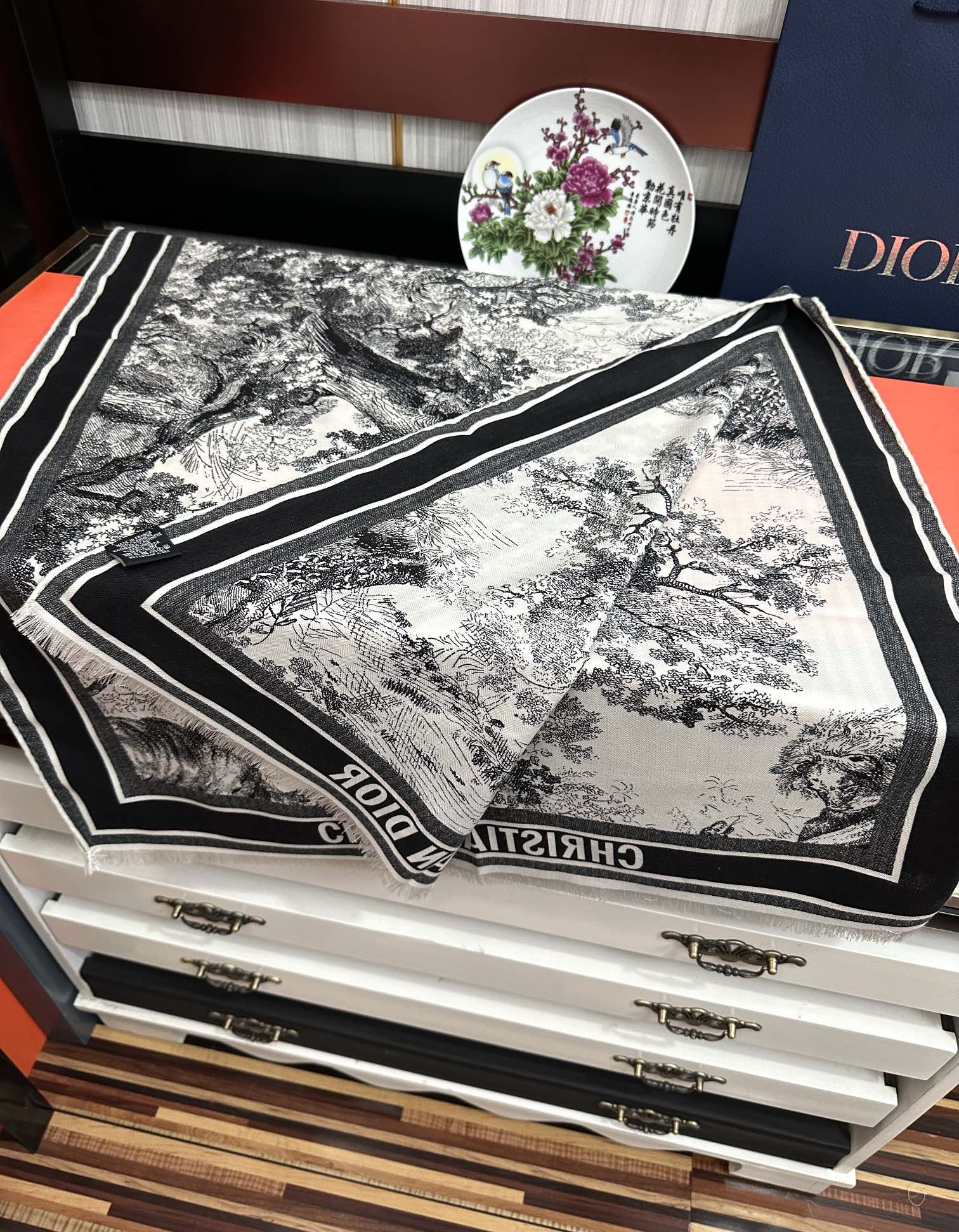 新款迪奥。2011双面同色【动物丛林】太美了[吃瓜]下手一定要快[嘴唇]四季都可以用[勾引]真心美的让人