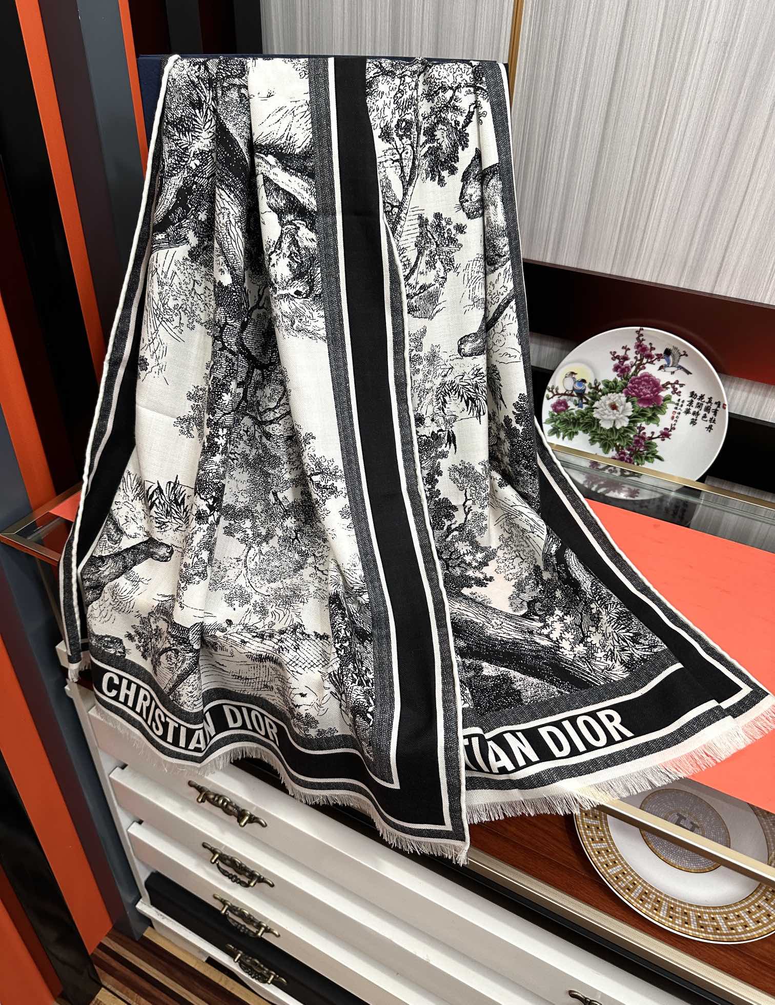 新款迪奥。2011双面同色【动物丛林】太美了[吃瓜]下手一定要快[嘴唇]四季都可以用[勾引]真心美的让人