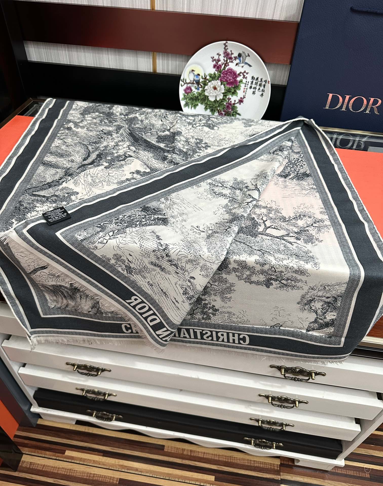 新款迪奥。2011双面同色【动物丛林】太美了[吃瓜]下手一定要快[嘴唇]四季都可以用[勾引]真心美的让人