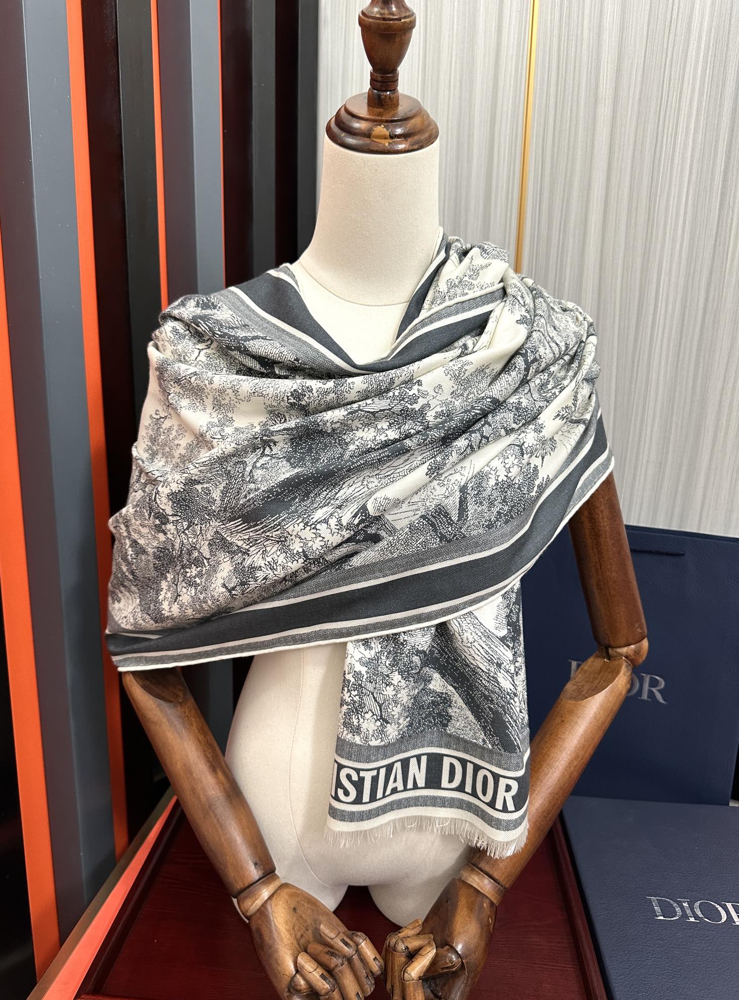 新款迪奥。2011双面同色【动物丛林】太美了[吃瓜]下手一定要快[嘴唇]四季都可以用[勾引]真心美的让人