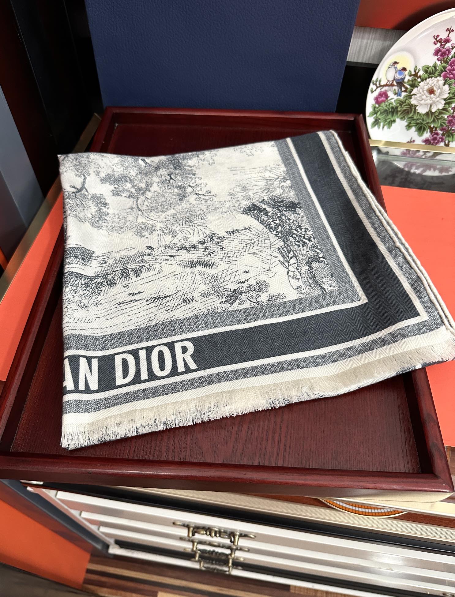 新款迪奥。2011双面同色【动物丛林】太美了[吃瓜]下手一定要快[嘴唇]四季都可以用[勾引]真心美的让人