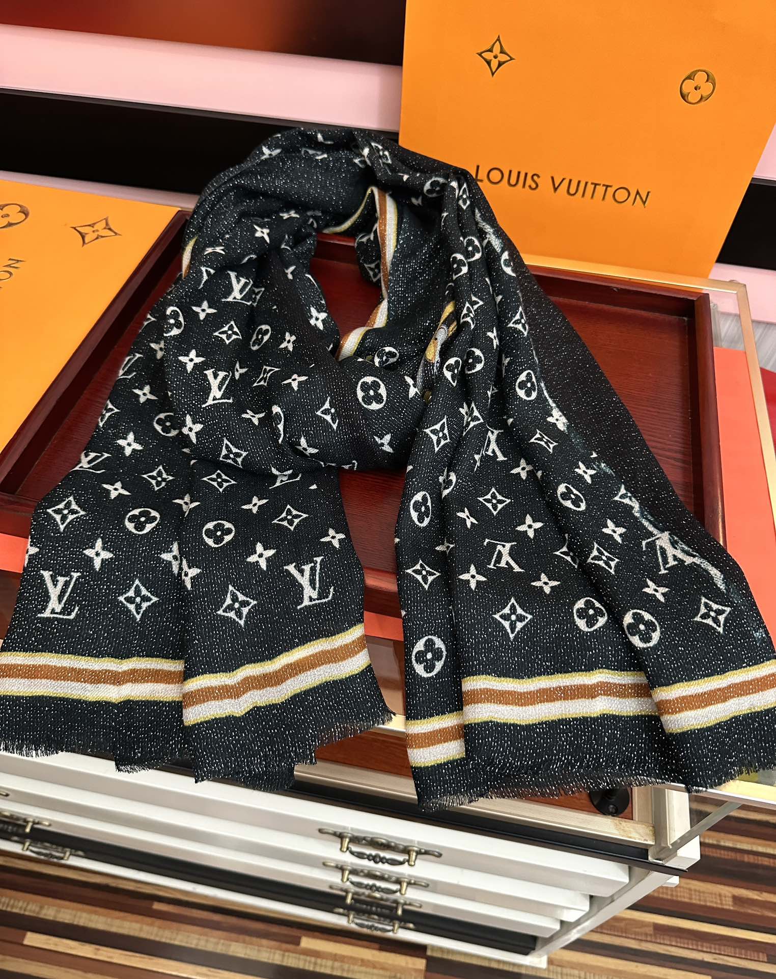 。上新Lv银丝2026 最新款[吃瓜]闪闪发光[咖啡]顶级设计太美了，真心赞👍【羊绒绒长巾】😘💍实物真心