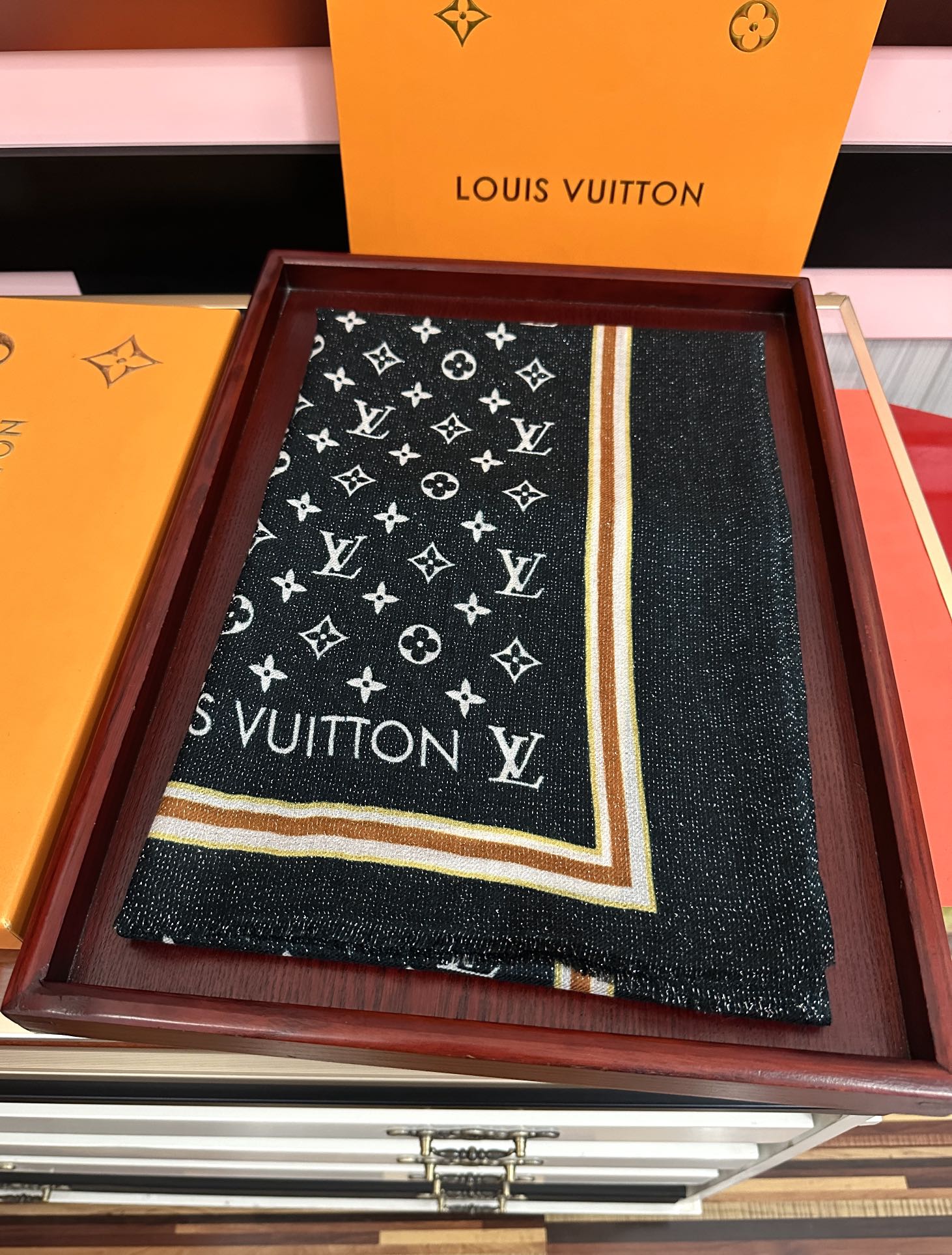 。上新Lv银丝2026 最新款[吃瓜]闪闪发光[咖啡]顶级设计太美了，真心赞👍【羊绒绒长巾】😘💍实物真心