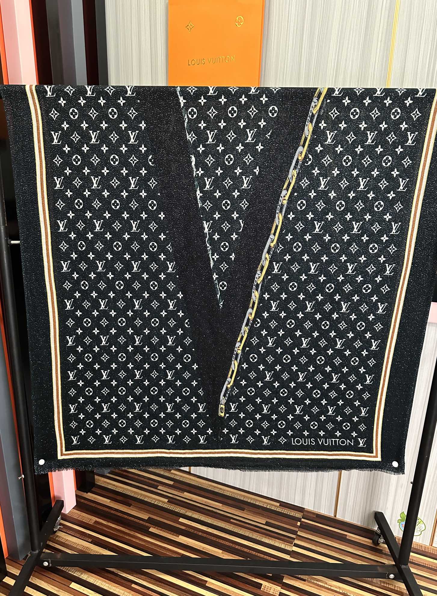 。上新Lv银丝2026 最新款[吃瓜]闪闪发光[咖啡]顶级设计太美了，真心赞👍【羊绒绒长巾】😘💍实物真心