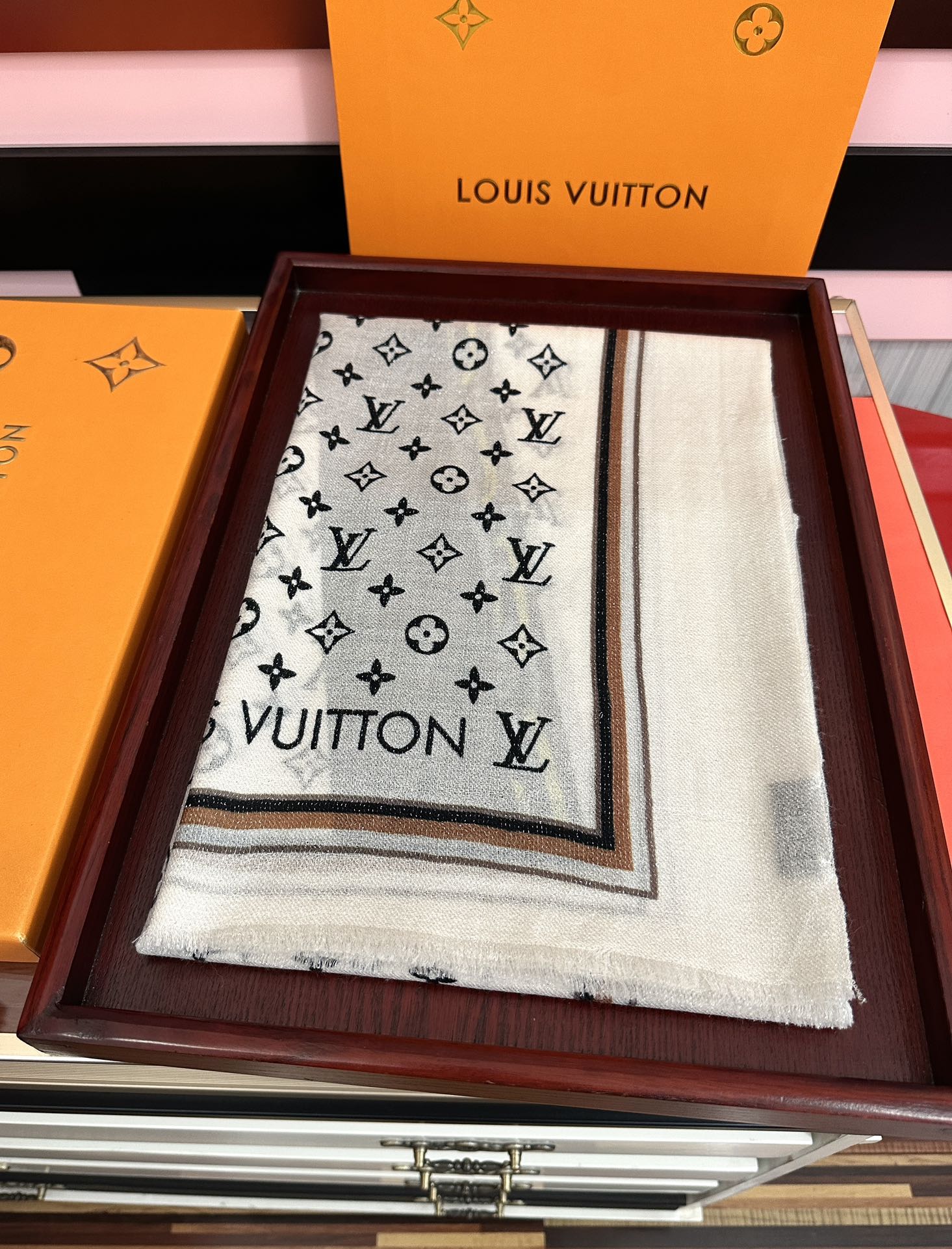 。上新Lv银丝2026 最新款[吃瓜]闪闪发光[咖啡]顶级设计太美了，真心赞👍【羊绒绒长巾】😘💍实物真心