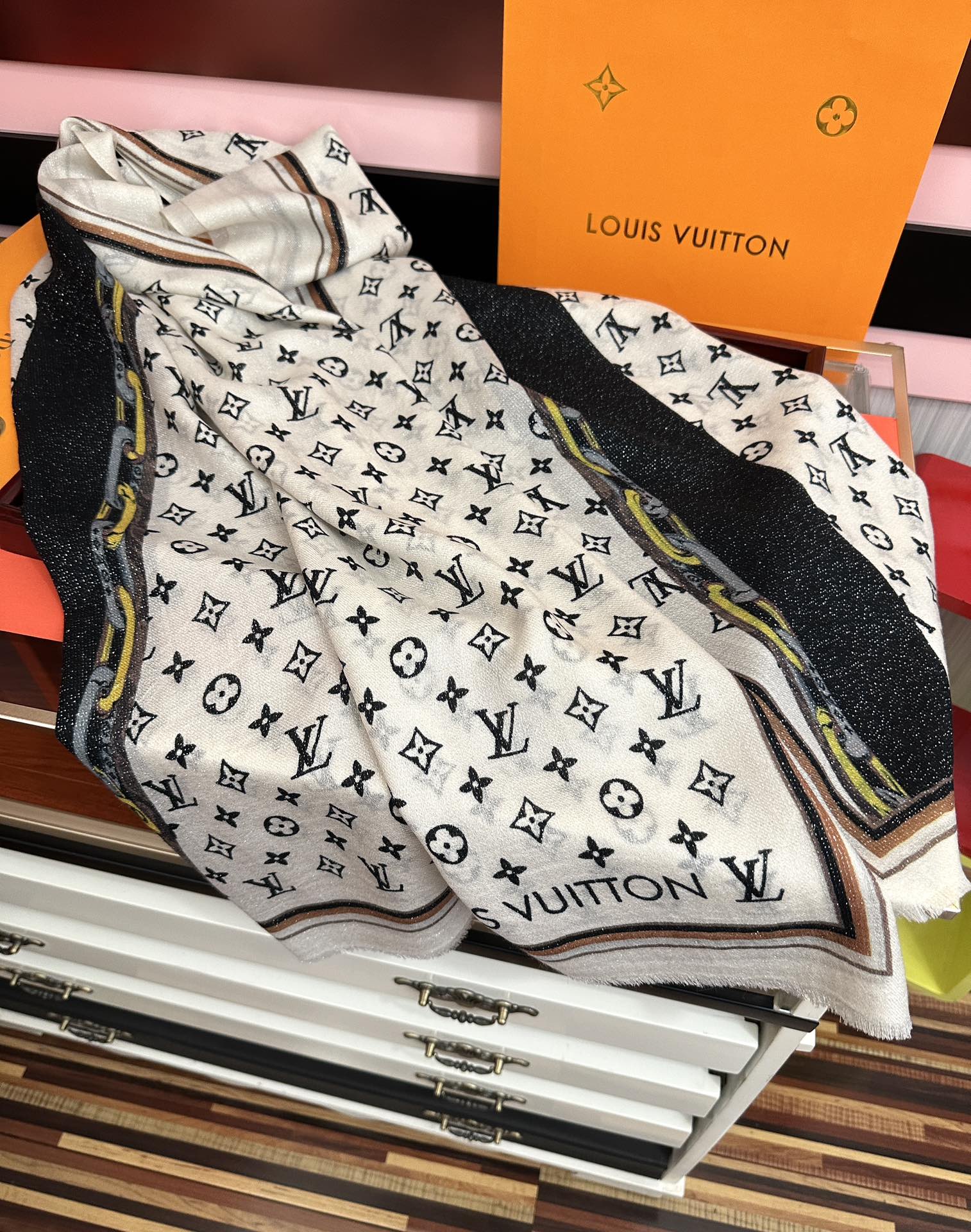 。上新Lv银丝2026 最新款[吃瓜]闪闪发光[咖啡]顶级设计太美了，真心赞👍【羊绒绒长巾】😘💍实物真心
