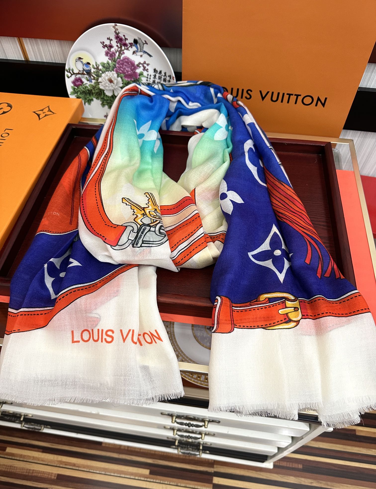上新L V 2026 最新款‼️顶级设计太美了，真心赞👍【戒指绒长巾】😘💍实物真心美 🎀披肩配以印花💓💃