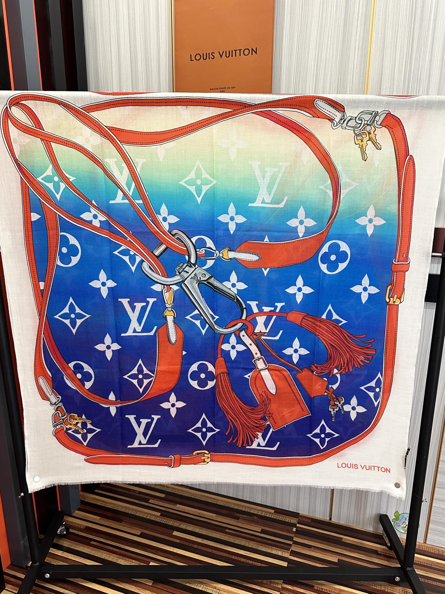 上新L V 2026 最新款‼️顶级设计太美了，真心赞👍【戒指绒长巾】😘💍实物真心美 🎀披肩配以印花💓💃