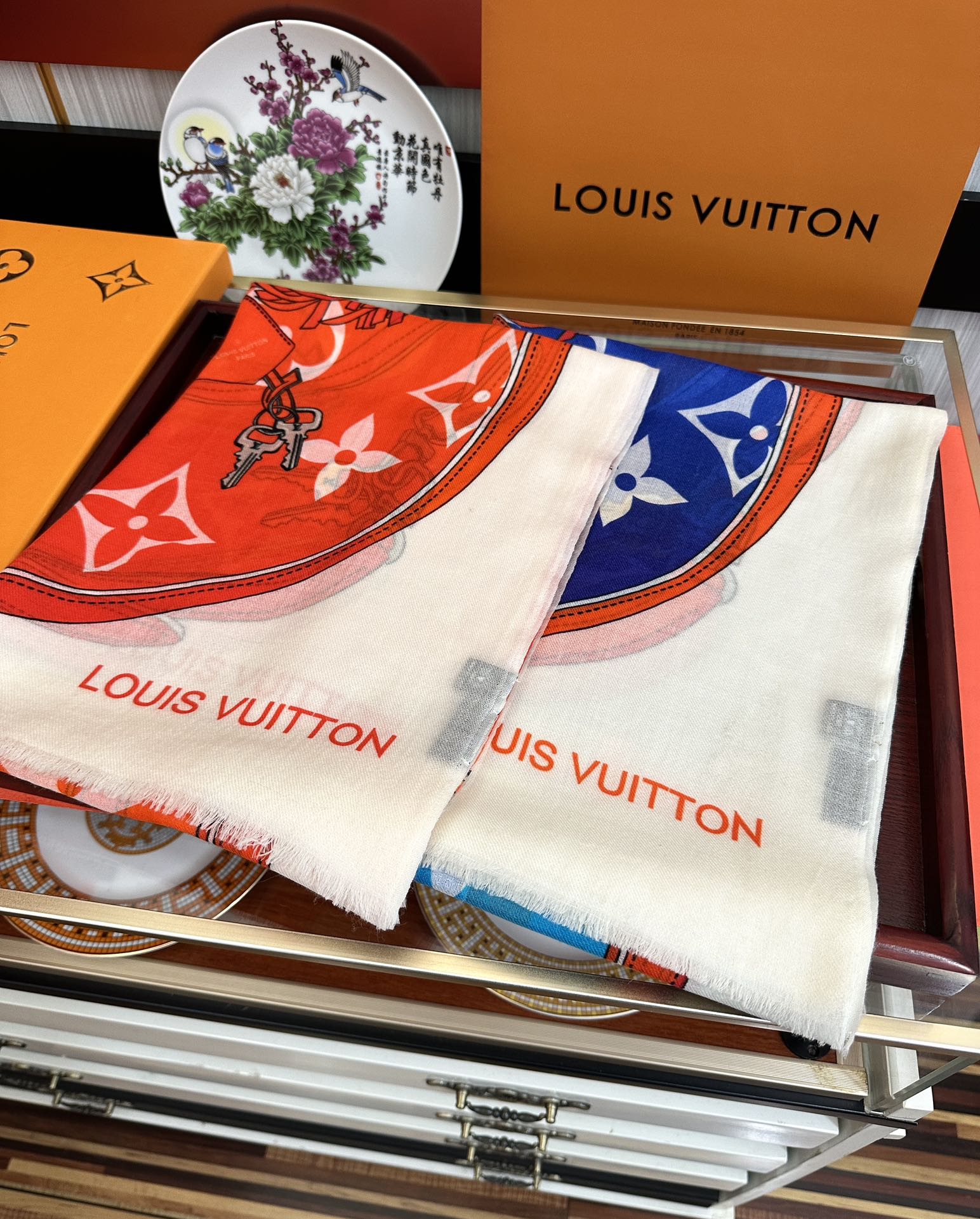 上新L V 2026 最新款‼️顶级设计太美了，真心赞👍【戒指绒长巾】😘💍实物真心美 🎀披肩配以印花💓💃