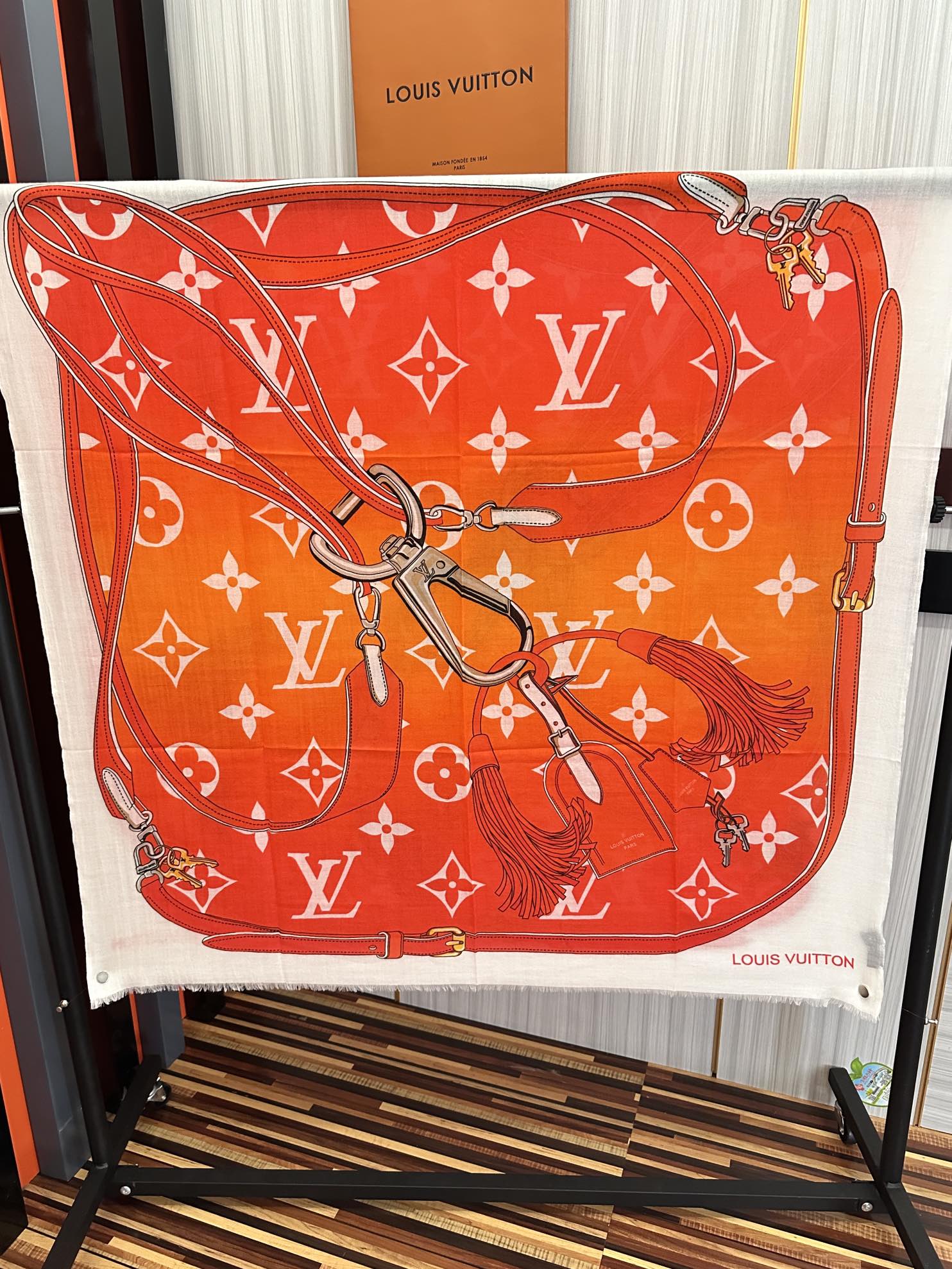 上新L V 2026 最新款‼️顶级设计太美了，真心赞👍【戒指绒长巾】😘💍实物真心美 🎀披肩配以印花💓💃