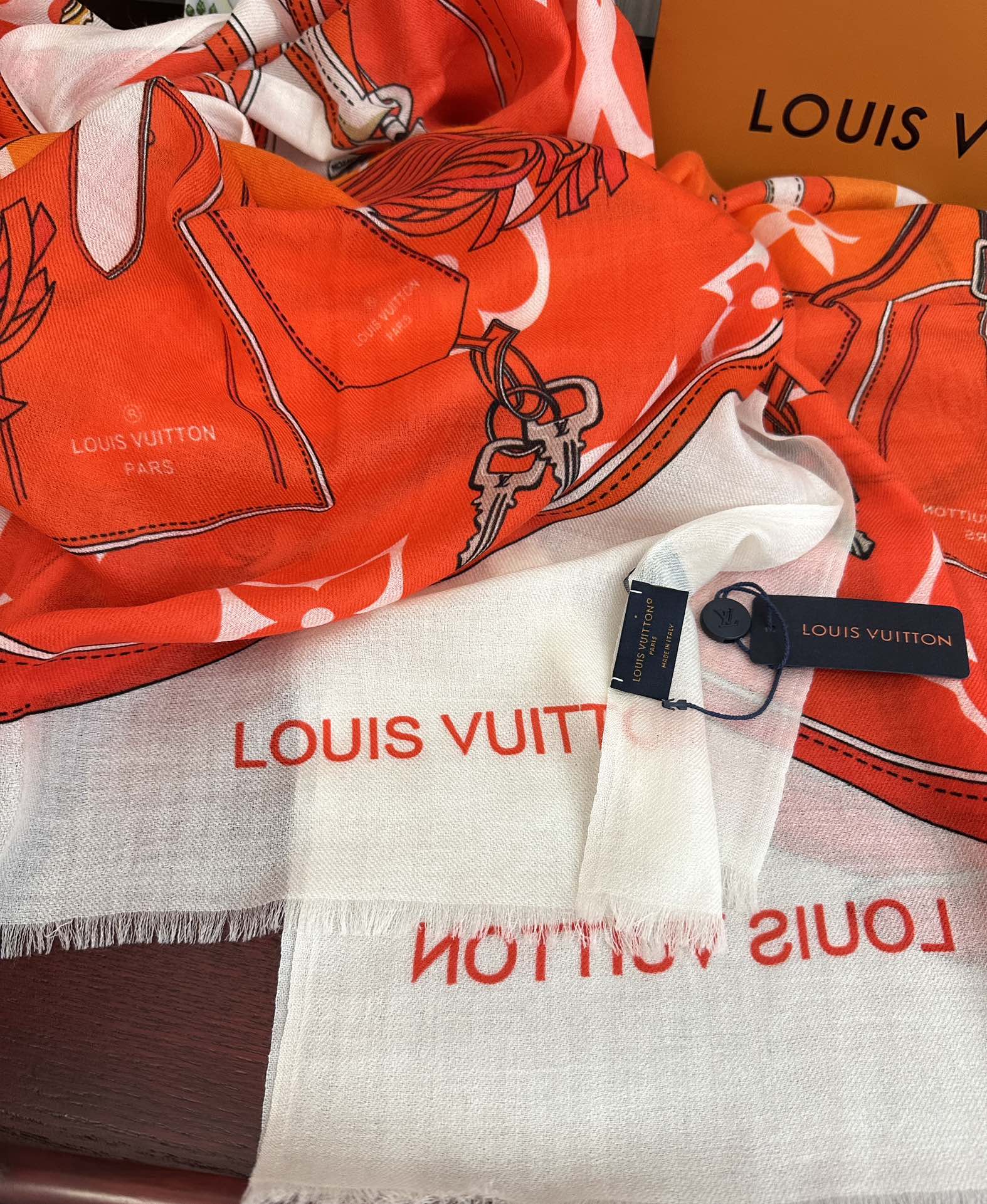 上新L V 2026 最新款‼️顶级设计太美了，真心赞👍【戒指绒长巾】😘💍实物真心美 🎀披肩配以印花💓💃