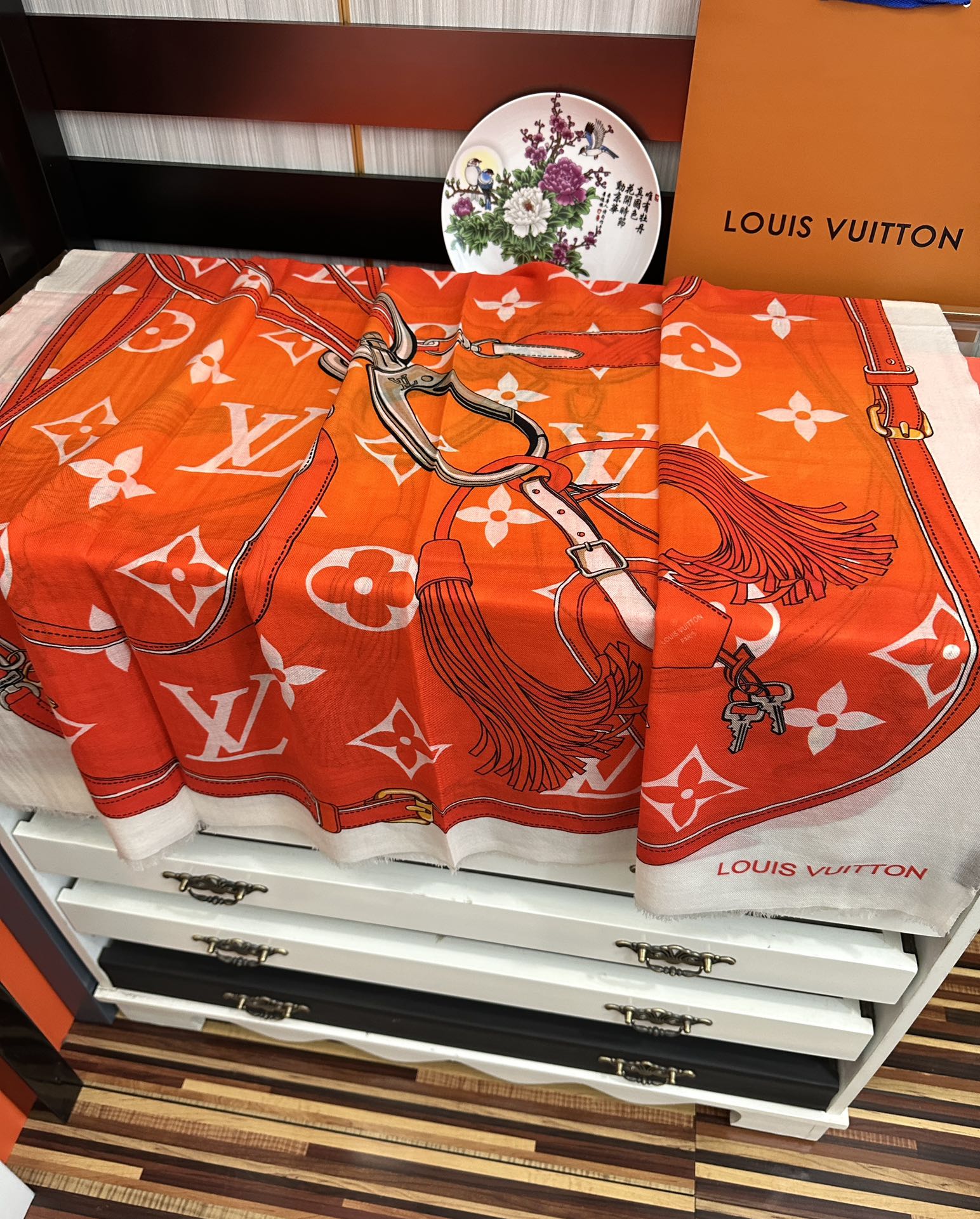 上新L V 2026 最新款‼️顶级设计太美了，真心赞👍【戒指绒长巾】😘💍实物真心美 🎀披肩配以印花💓💃