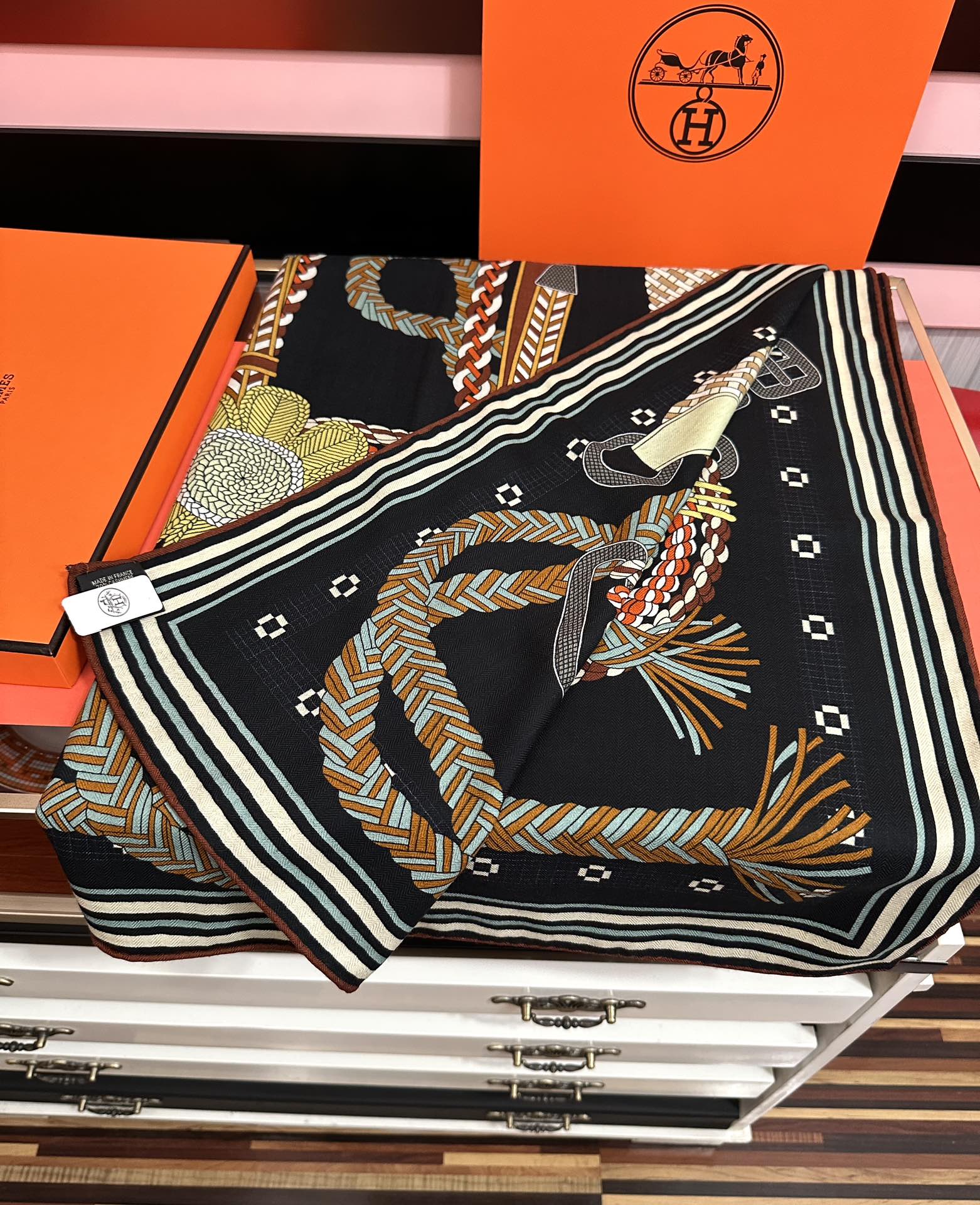 。高品质 2026新款 爱马仕【编织鞍袋】官网同步 2025秋冬新款[爱心]新一季丝巾采购清单估计各位养