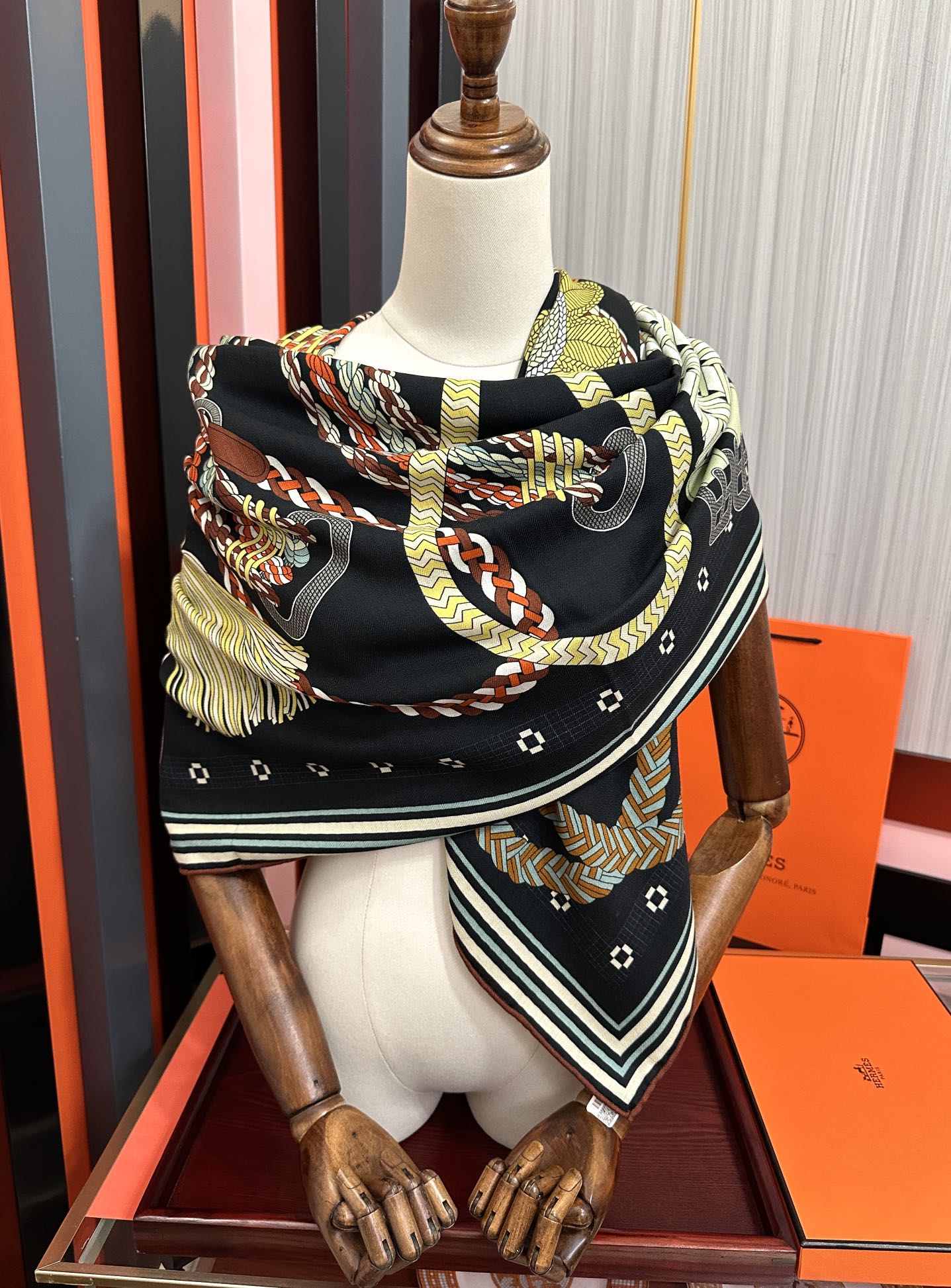 。高品质 2026新款 爱马仕【编织鞍袋】官网同步 2025秋冬新款[爱心]新一季丝巾采购清单估计各位养