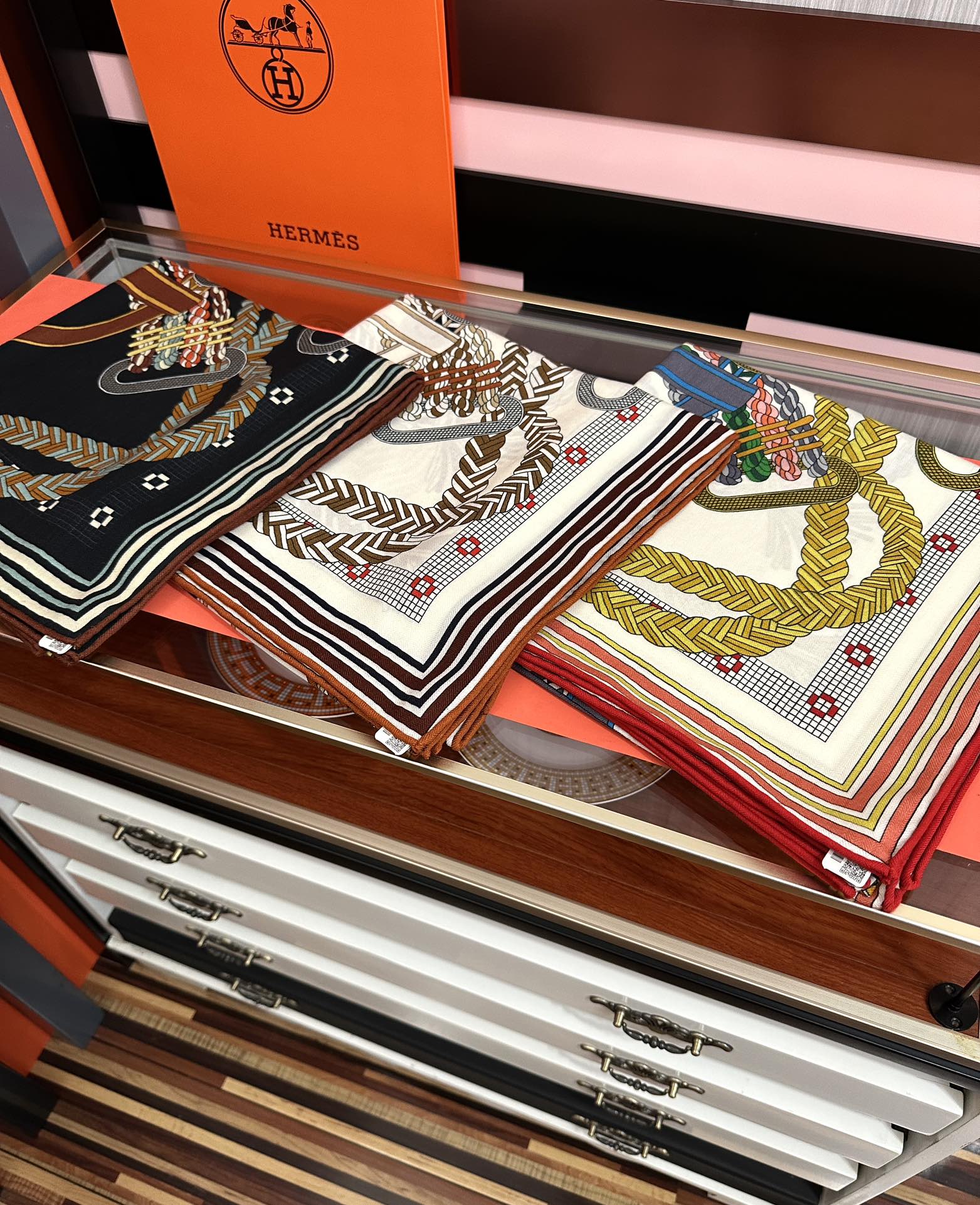 。高品质 2026新款 爱马仕【编织鞍袋】官网同步 2025秋冬新款[爱心]新一季丝巾采购清单估计各位养