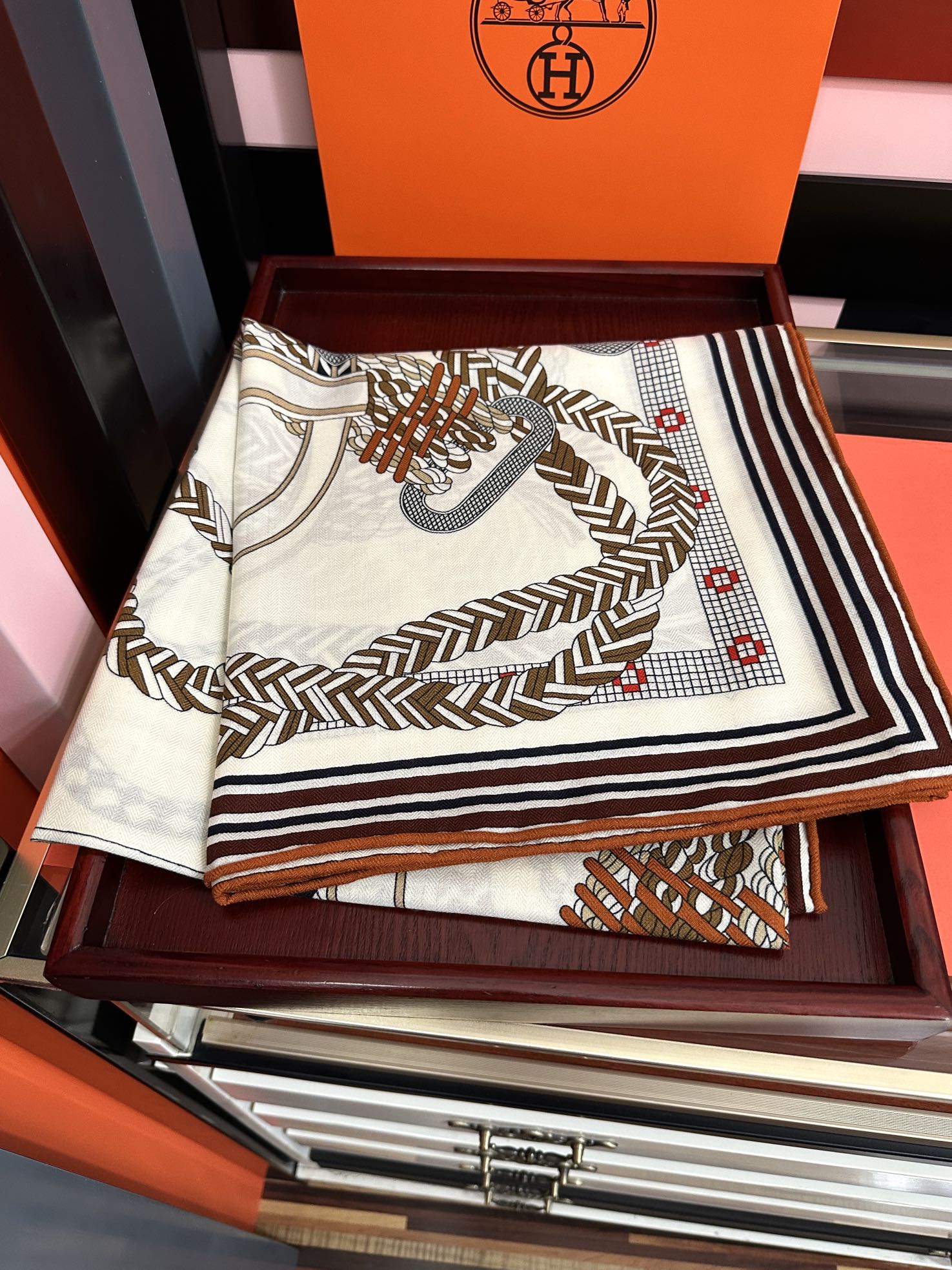 。高品质 2026新款 爱马仕【编织鞍袋】官网同步 2025秋冬新款[爱心]新一季丝巾采购清单估计各位养