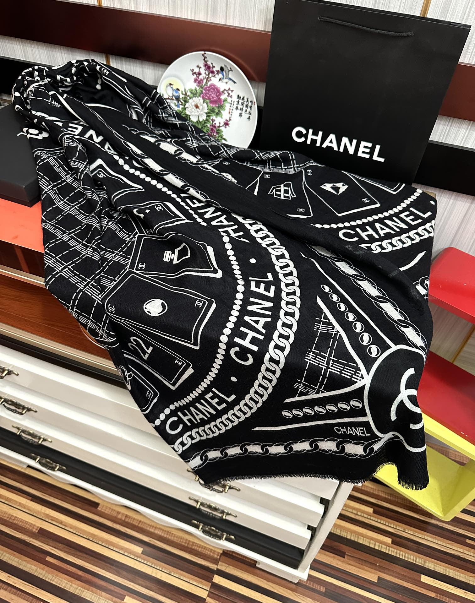 上新 小香 2026 最新款[得意]真心赞👍【羊绒长巾】😘💍实物真心美 🎀披肩配以印花💓💃🏻无论设计喷绘